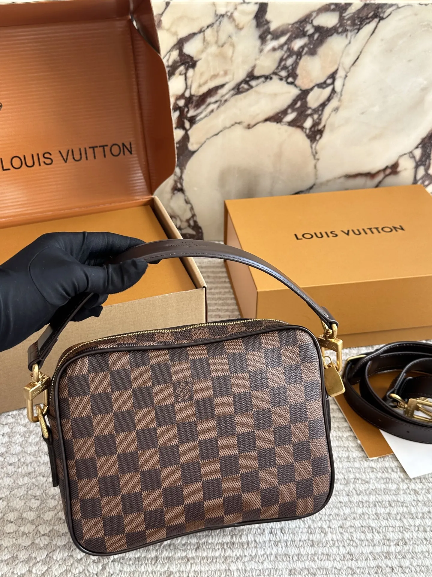 p220 LV| 2025年男士新款NilNiL是横版双层设计 同款也是有两种材质帆布和皮质款 双层设计容量也更多 可以手拎和斜挎也很方便~ 今年的男包一定会冲出重围卖爆的早买早定早收到!!! #|v #LV #老花#邮差包#包包种草25cm 双盒