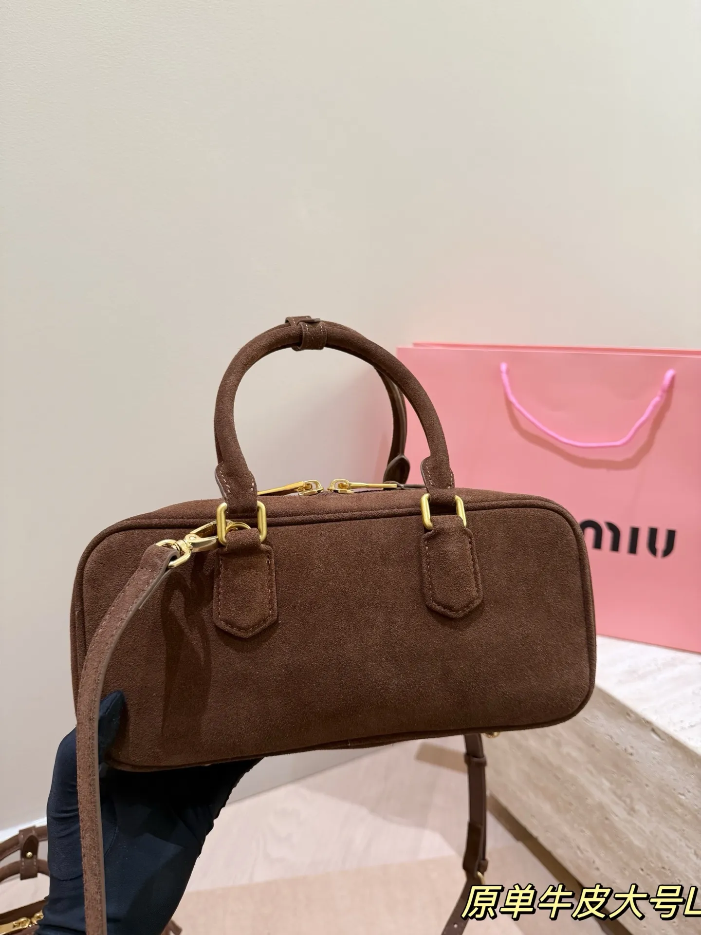 头层牛皮 P275 Miu新品 高级麂皮保龄球包 时尚绝美 大方且与众不同 日常 出街必入款 凸显功能性 实用主义 柔软舒服的触感 彰显 MiuMiu 女性愈加自信，务实，前卫和酷炫的态度 尺寸：28.16cm配礼盒🎁