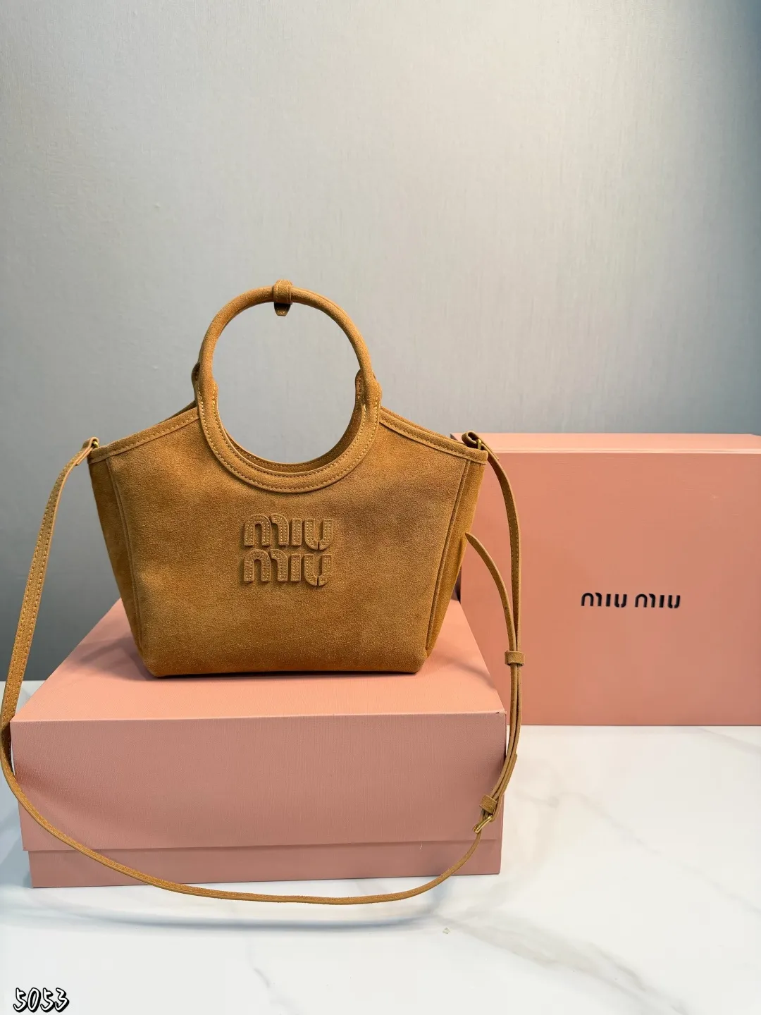 ❤️p170(礼盒包装)❤️ 缪缪MIUMIU托特包 伊势丹限定款hobo也太好看了 质感很高级容量超级大也很耐用尺寸:22*11*18cm 日常出街背它回头率百分百就是这种随性慵懒感