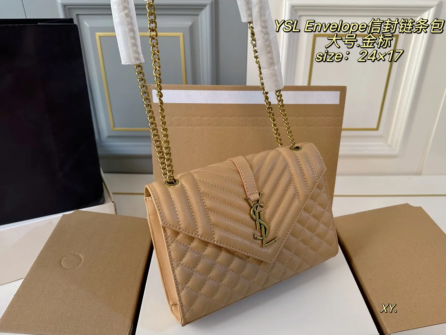 P150 大号(折叠盒飞机盒) size:24×17 YSL 圣罗兰Envelope 信封包链条包💕 超能装的信封包,简直美翻啦! 包内配有镜子🪞~ 方正的包型,透露出成熟气质 斜挎、单肩、手提背都好看✅ 通勤或休闲,上身很有气场‼️