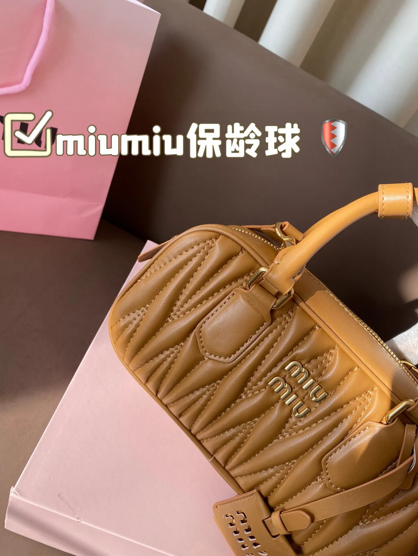 P200 配盒 size:23*12cm miumiu保龄球 新尺寸‼️ 很难不爱啊啊! 这个尺寸很难不动心哦! 可手拎也可斜挎 容量足足的~~ 出场就是miumiu小公主