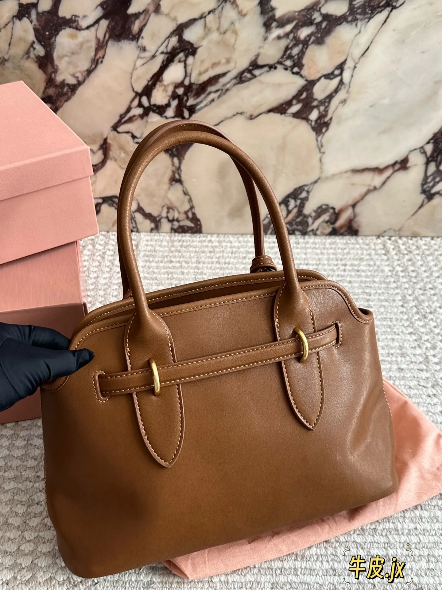 p250 原版皮 miumiu复古Aventure系列贝壳包 Aventure系列贝壳手提/斜挎包.上线啦! 24ss最流行款式，做旧褪色感的皮革颜色与质地，配上金属皮带搭扣高级又复古，采用小牛皮制作的包身设计精致，方正复古的造型 手提腋下斜挎包随意切换! 优雅通勤超好穿快快加入miu女孩吧! 尺寸:33 21cm复古包#牛皮包包