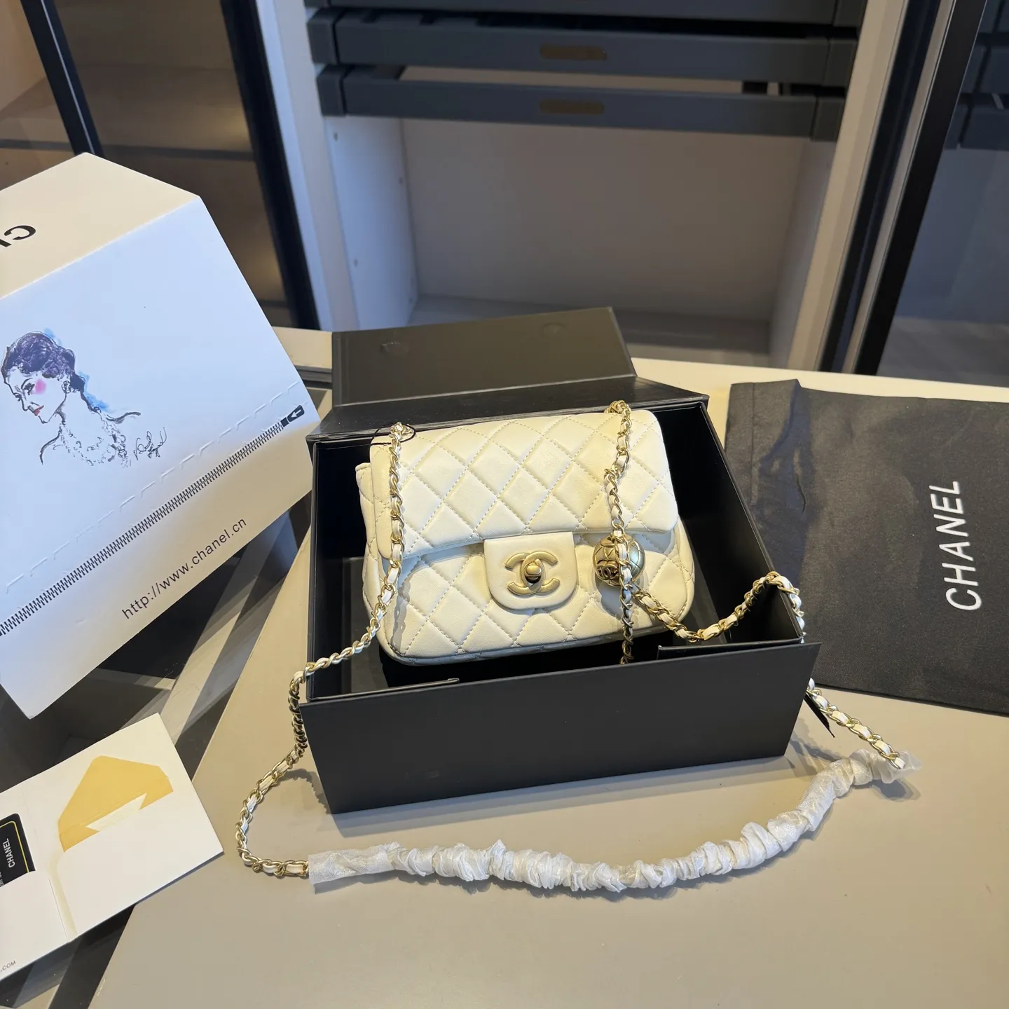 🅿️165✅新品推荐🔜 升级版~顶级货🔥全套包装‼️ 金球🔥CHANEL香奈儿经典金球系列方胖子菱格链条包👍金球可调节~小香顶级小羊皮面料哦!采用原版复刻五金配件!经典logo!原版做工!皮质手感超级棒哦!堪比专柜品质~人手必备单品哦!✈️原版飞机盒🎁原版折叠礼盒包装(size:17*13)
