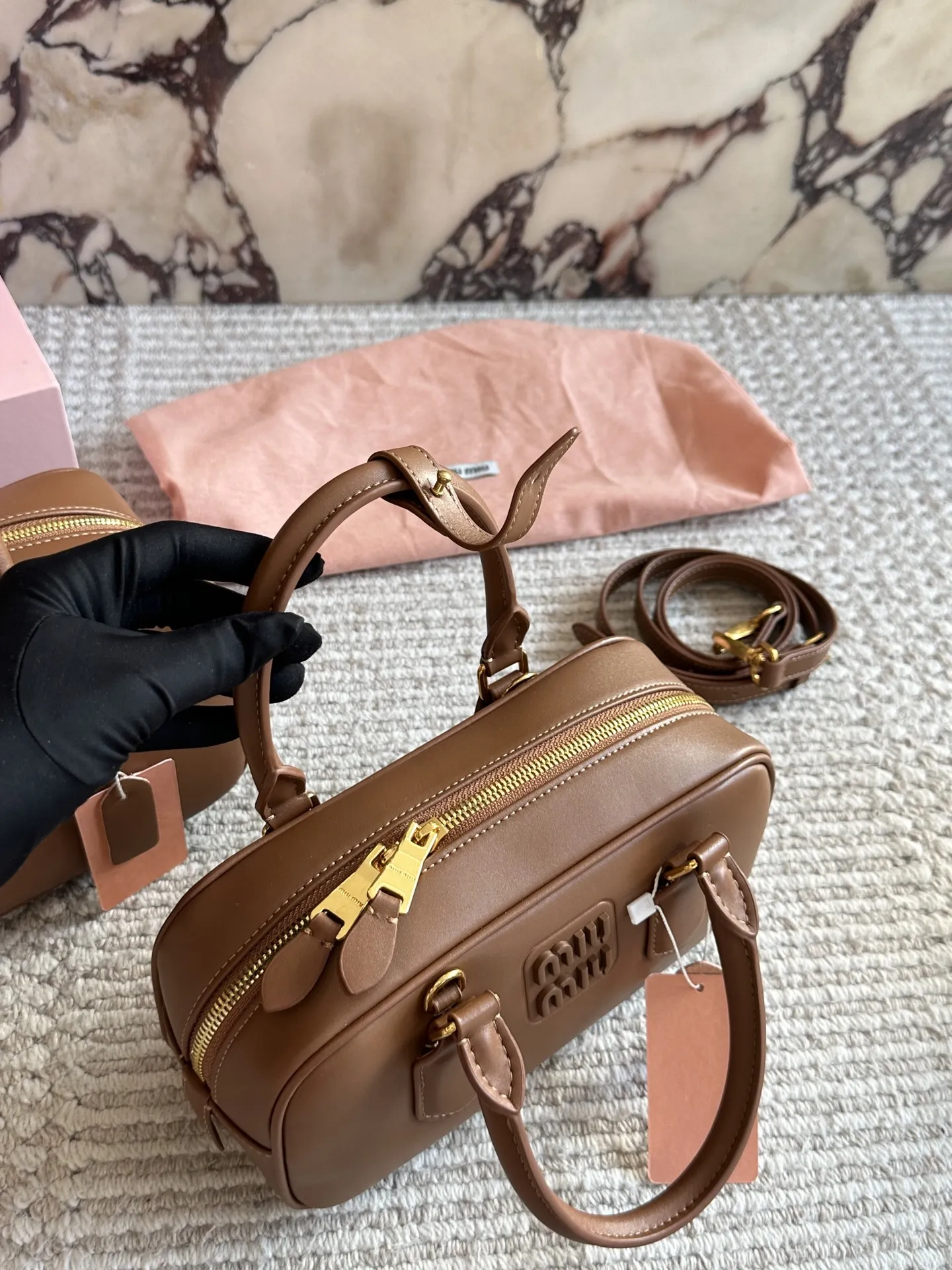 💰190、💰180 配盒 size：22*11cm 27*13cm miumiu保龄球/公文包/ 包包甜度刚好！ 很难不爱啊啊！ 可手拎也可斜挎 绝对不是小废包哦!容量足足的~~ 出场就是miumiu小公主！