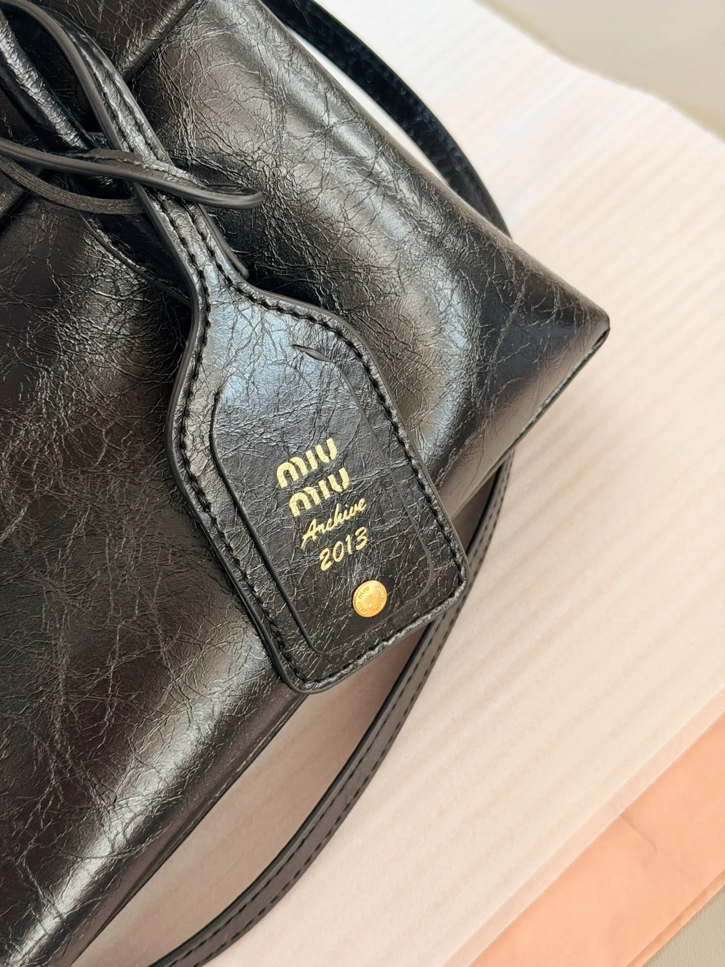 💰225 配盒 size：28*20cm Miumiu Solitaire用上了! 这只Solitaire简直让我一眼万年! 复古调调拿捏得死死的， 亮面皮超级好看 质感也超好！ 两边的翻盖格设计真的很贴心， 磁吸翻盖很方便 可手提可单肩可斜挎， 从实用性来说，这只Solitaire真的nice！