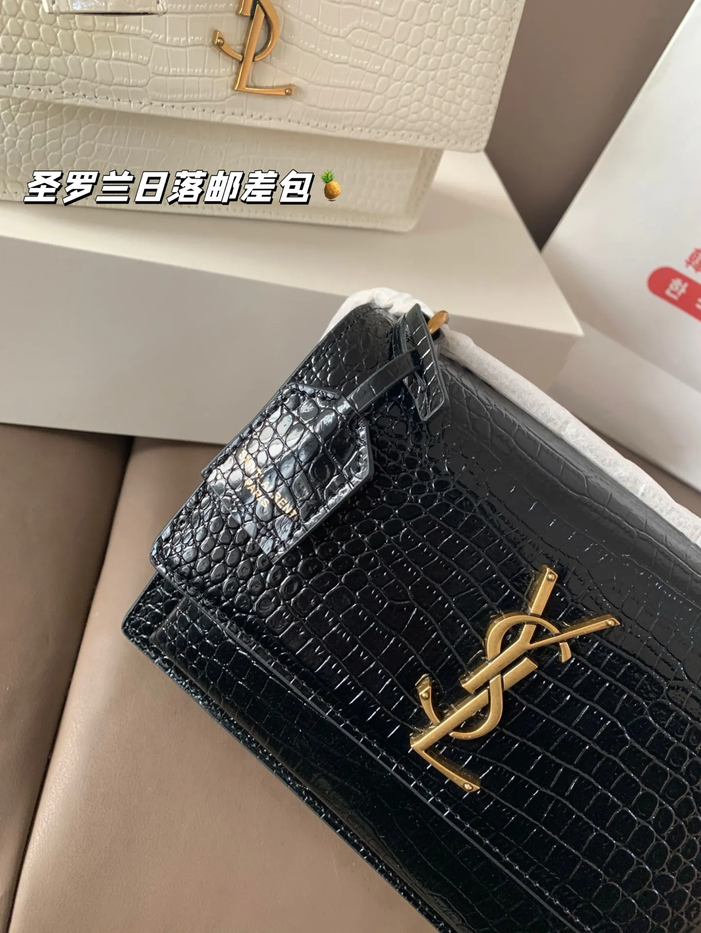 P200 鳄鱼纹 配飞机盒折叠盒子 圣罗兰独家📷实拍】ysl专柜同款 日落邮差包 新鲜出炉啦‼️简直是美到人心啦 高端货 原版五金logo 首选进口皮料 质感超赞😍😍所谓人人必备一款圣罗兰 这个款式必须自留 经典版型! 真的是让人眼前一亮 喜欢的美妞抓紧啦 实物简直太美💕尺寸22*16