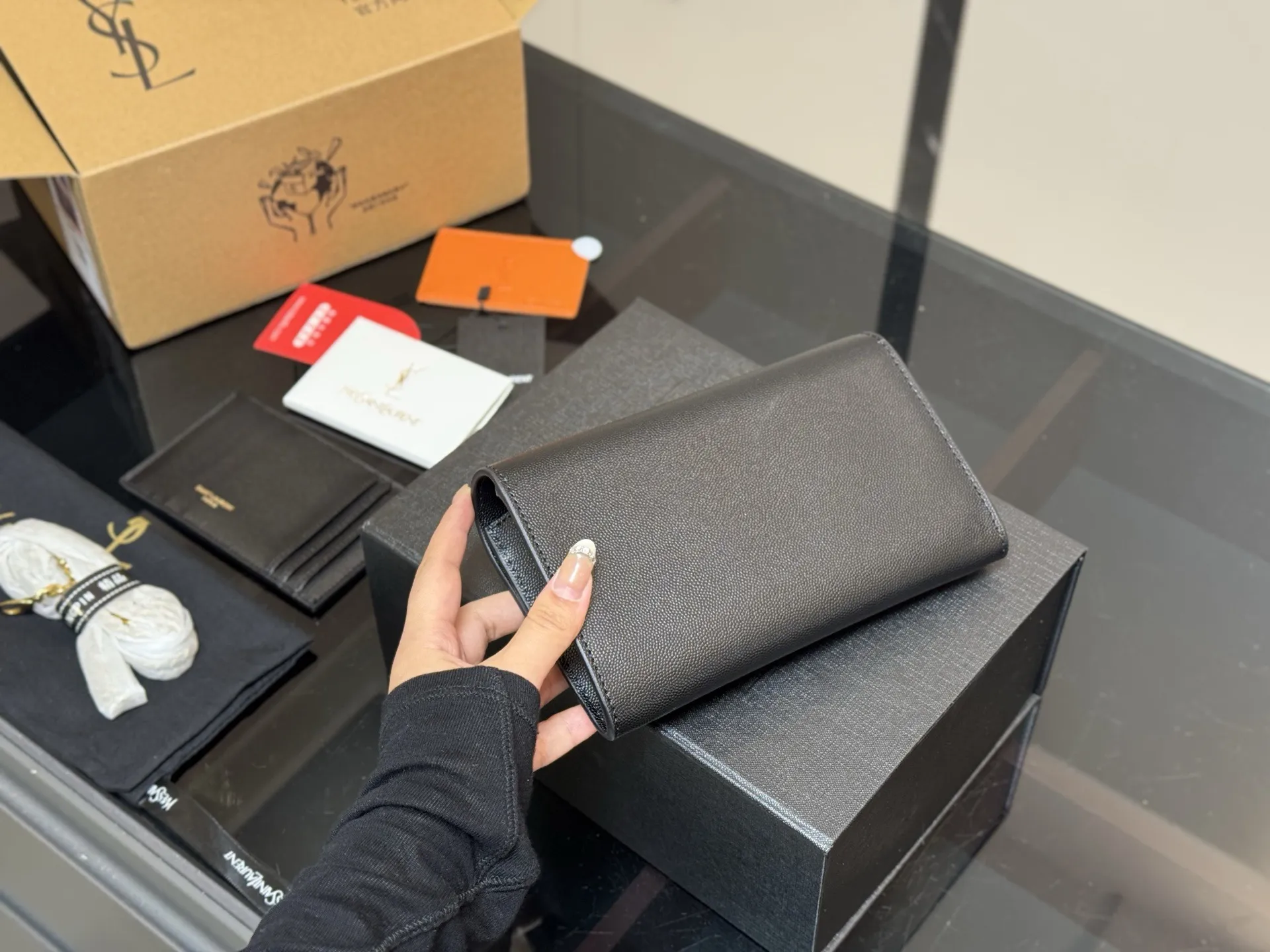 ¥150 配折叠盒飞机盒 size:19*12cm 圣罗兰 woc二合一信封包 牛皮看起来质感特别好!耐磨耐用! 🉑️斜挎🉑️