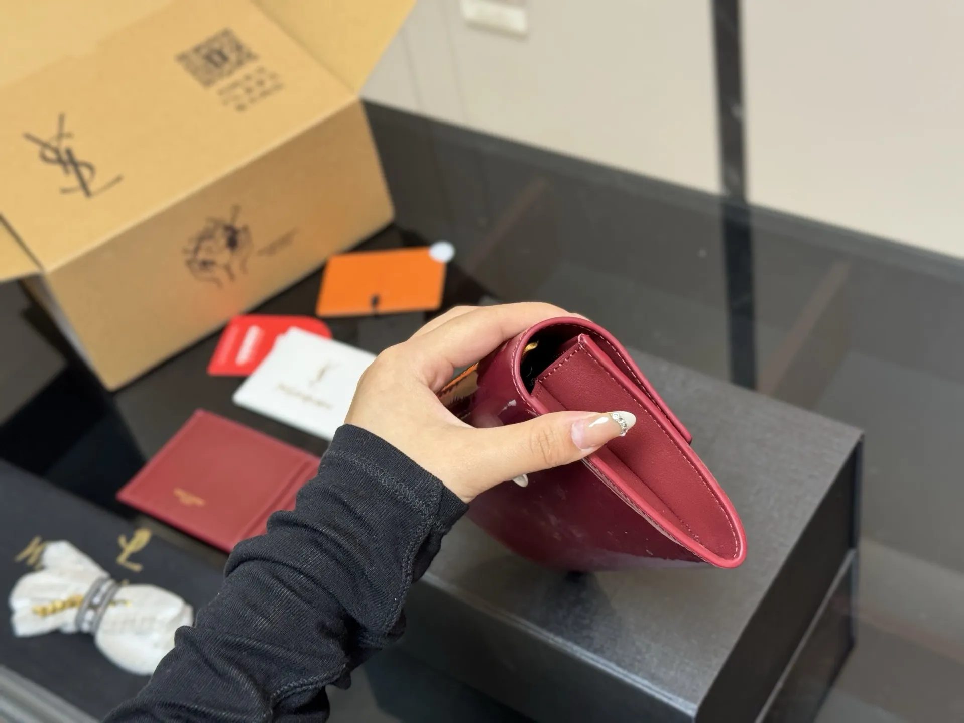 ¥150 配折叠盒飞机盒 size:19*12cm 圣罗兰 woc二合一信封包 牛皮看起来质感特别好!耐磨耐用! 🉑️斜挎🉑️