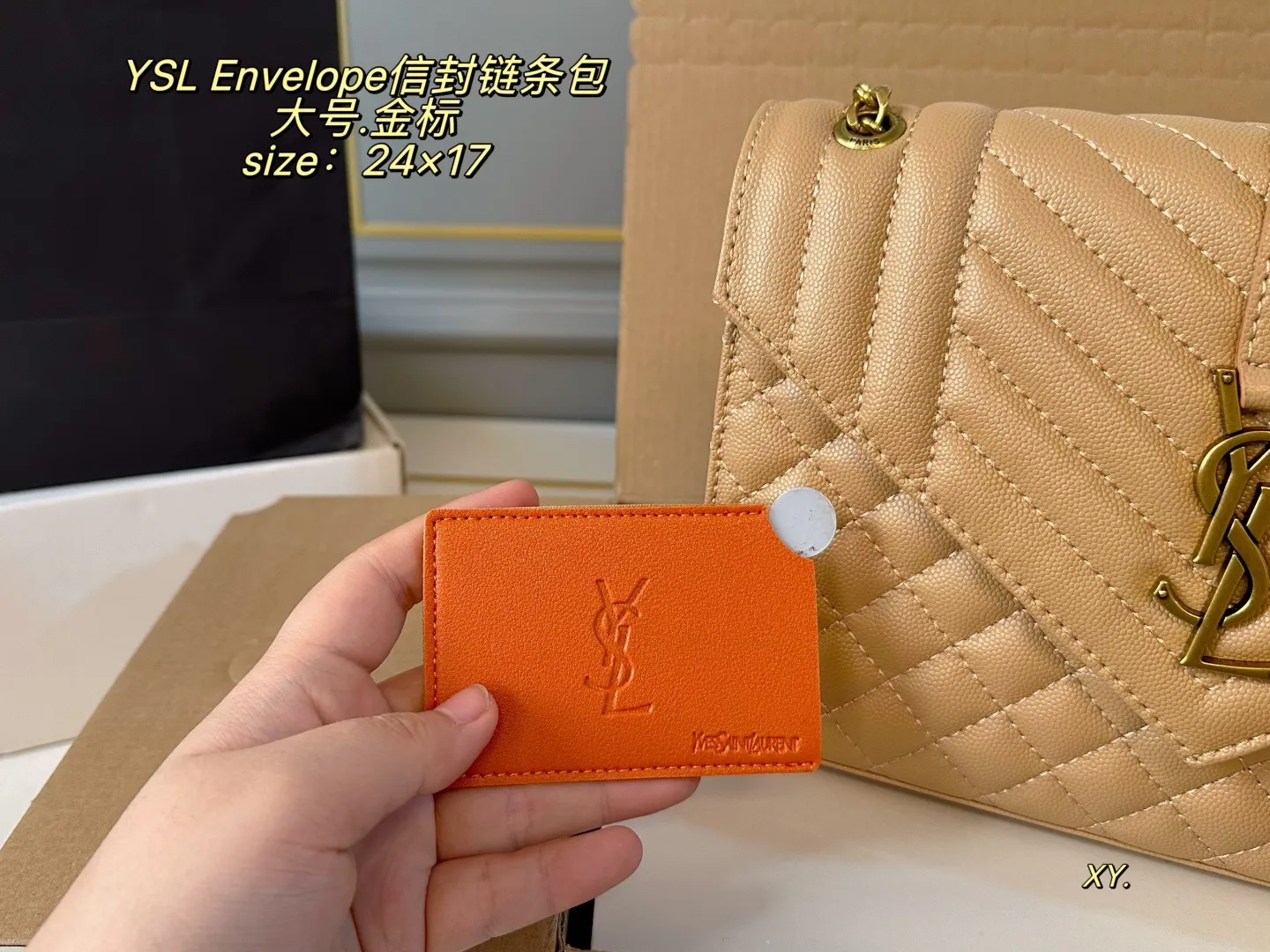 P150 大号（折叠盒飞机盒） size：24&times;17 YSL 圣罗兰Envelope 信封包链条包💕 超能装的信封包，简直美翻啦！ 包内配有镜子🪞～ 方正的包型，透露出成熟气质 斜挎、单肩、手提背都好看✅ 通勤或休闲，上身很有气场‼️