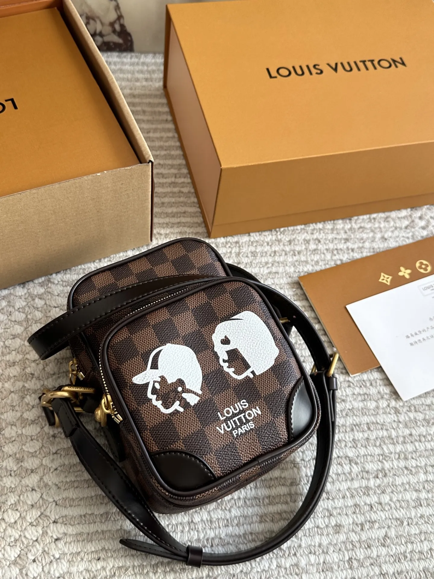LV手机包相机包p200 M14014老花這款時尚的Amazone斜背袋以Monogram帆布襲作配有復古皮革護角雙邊和可拆式肩帶Pharrell William以1980年代為靈感創作出這款精繳小巧的斜背袋完美糅合復古魅力和精繳現代風格手袋配備珍珠拉鏈頭更設有可調節長度的肩帶,攜帶時倍感舒適size: 20x13.5x8cm #LV手机包#新款包包#美包分享#迷你