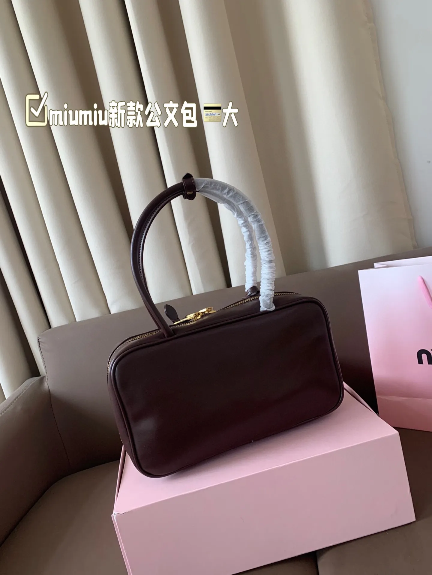 大P260 miumiu新款公文包 今年的风刮的太猛了 老多爆款了! 这款的版型太受欢迎! #miumiu 这一季不管是单肩包 #miumiu包 还是托特包都超级可爱! 尺寸 大29*17