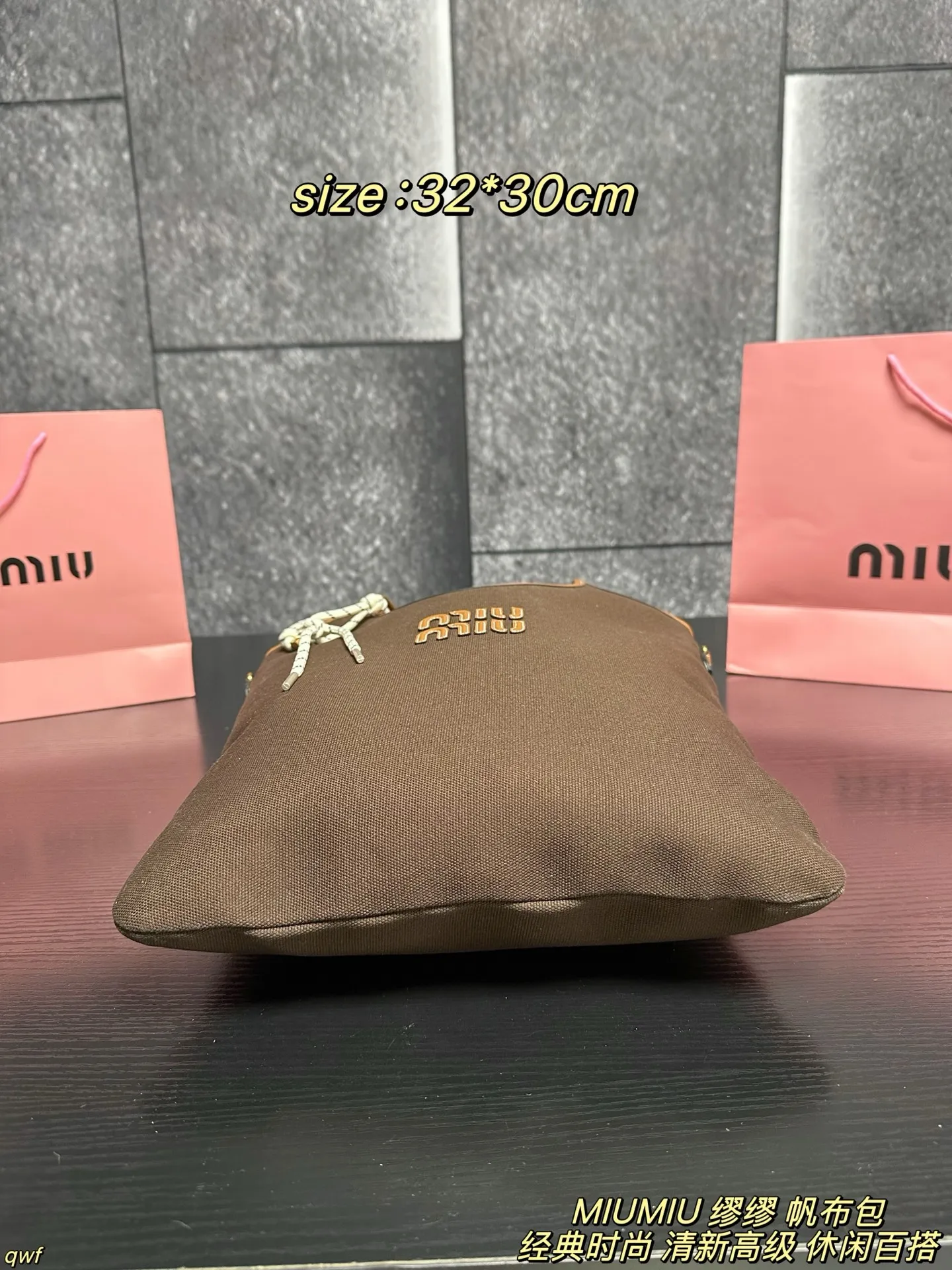 P155配盒 MIUMIU 缪缪 帆布包 Miumiu IVY帆布～是谁的包啊！也太好看了吧 一直的断货款，帆布材质搭配棕色皮质轮廓、自然色的帆布自带文艺风，再搭配miumiu 字母logo，整个包包尽显清新高级，非常轻盈 上身日常携带休闲百塔，日常出行容量也刚刚好 尺寸：32*30cm