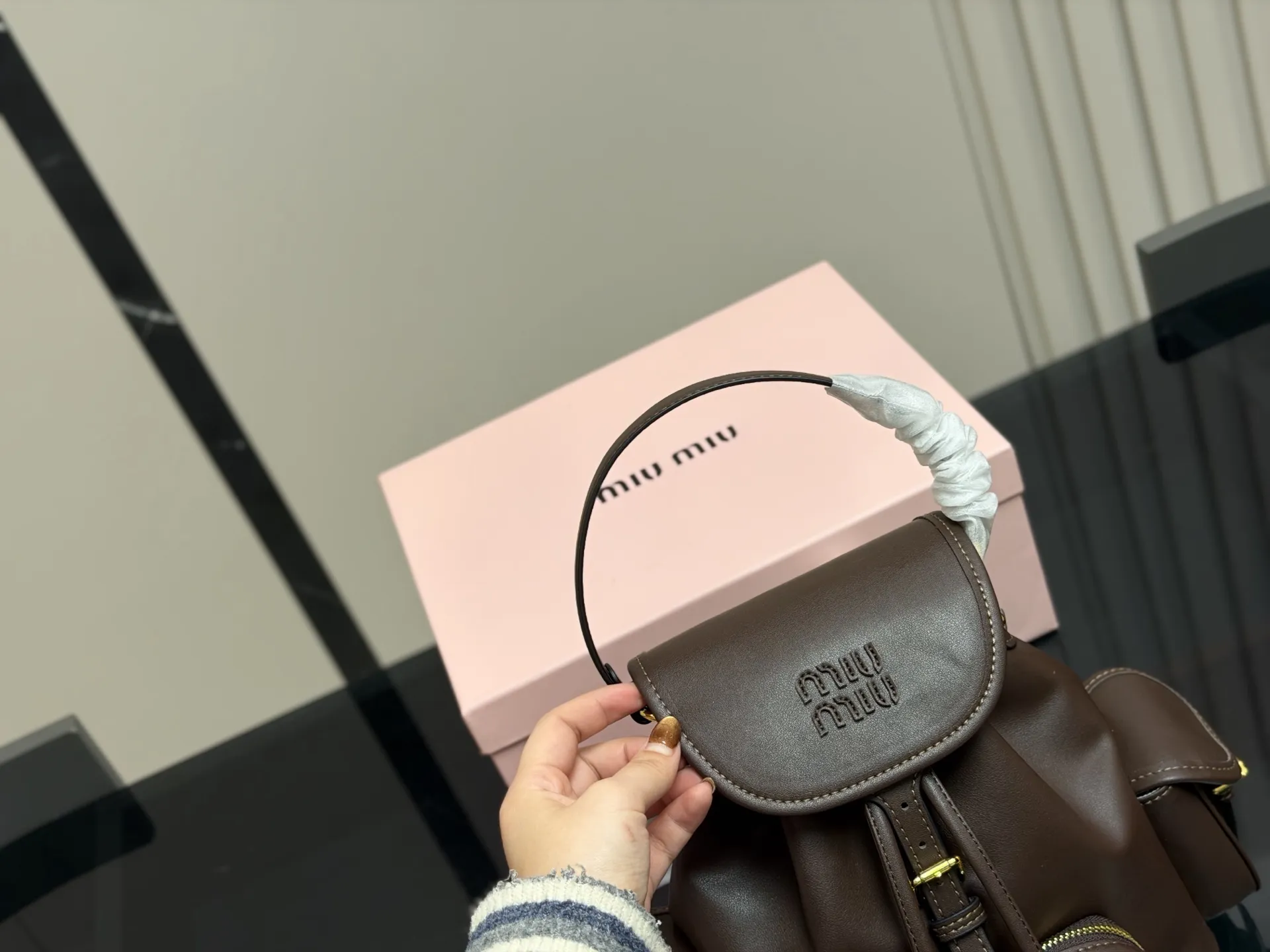 ¥210 配盒 size:21*23cm(小号) 又一季特别美丽的Miu Miu miumiu ss25 双肩包 少女心与摩登格调的碰撞 轻松拿捏时髦 轻便能装,质感绝绝子,miumiu的少女感+酷感完美结合~