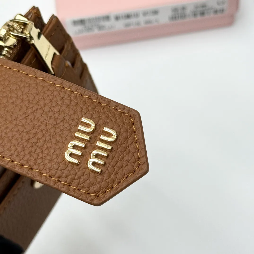 p85🎀miumiu V13🎀颜色 黑 棕🎀尺寸 11.5*10*3 🎀miumiu专柜最新款！专柜爆款热力来袭，釆用顶级进口牛皮，做工精细