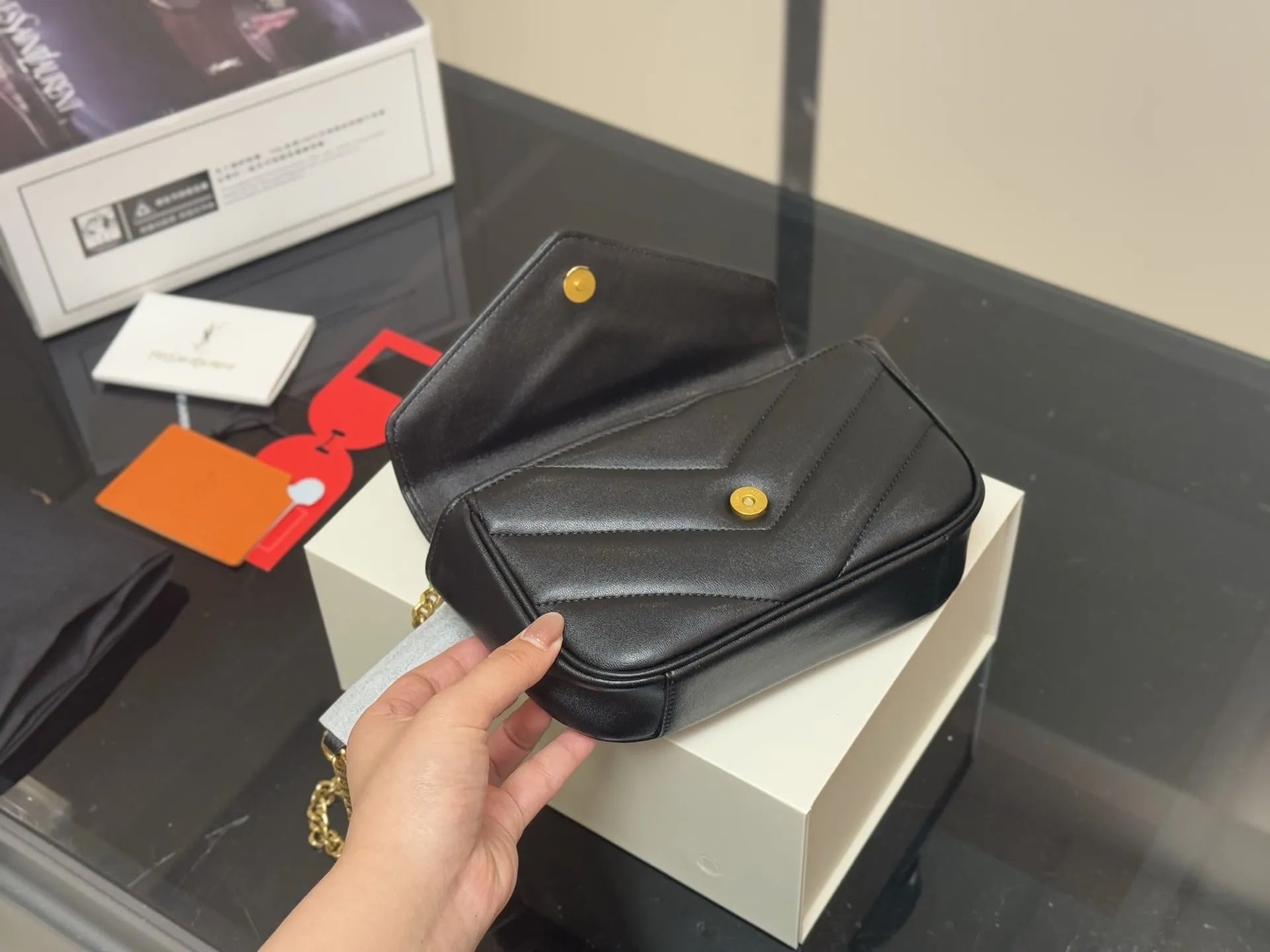 ¥170 配折叠盒飞机盒 size:20.13cm ysl LOULOU PUFFER 圣罗兰软乎乎 黑金louloupuffer云朵包 中号的尺寸刚刚👌 搜索🔍圣罗兰ysl