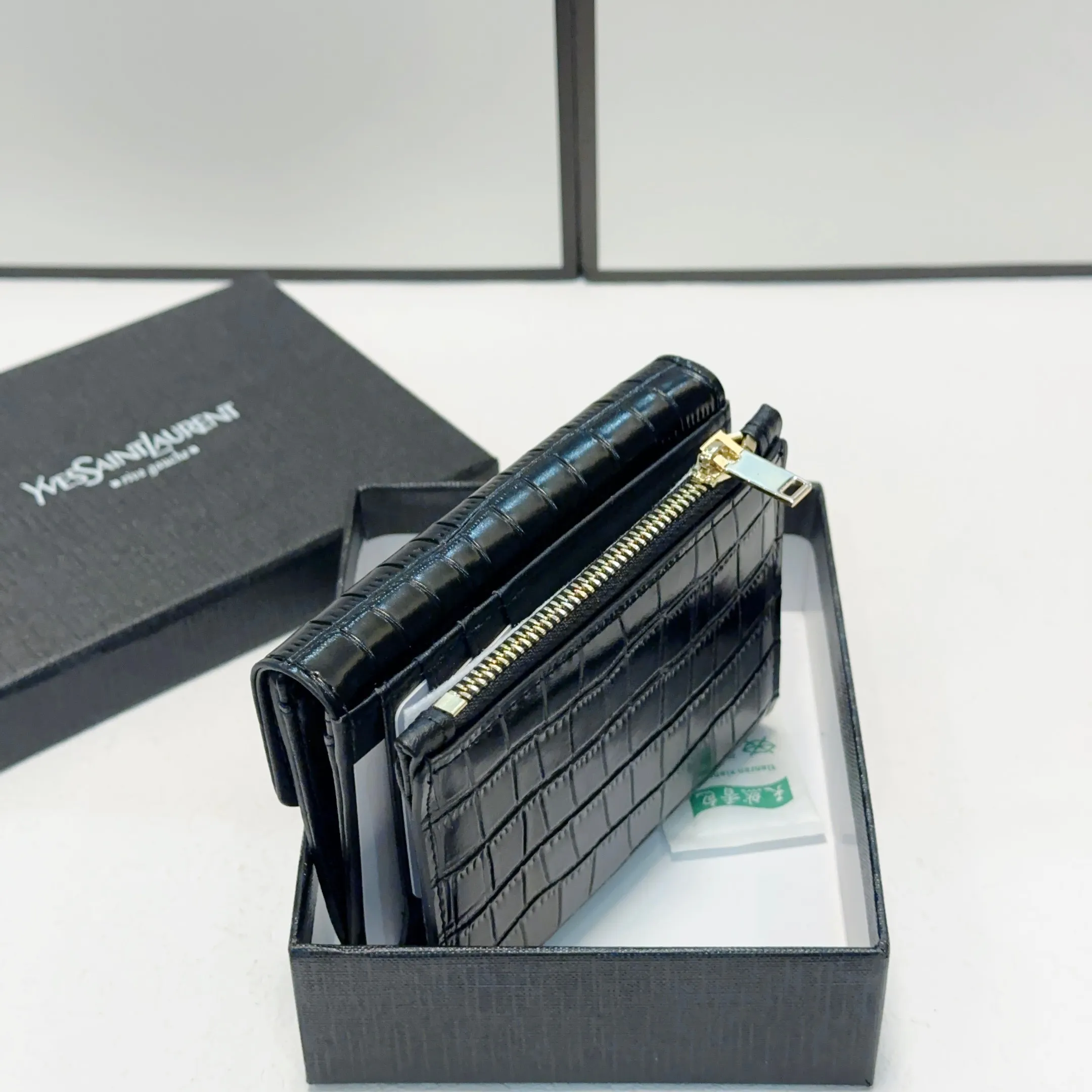 P100🎀🎀颜色 黑🎀尺寸 10x9🎀圣罗兰爆款压纹牛皮小钱包🔥款式经典做工精细耐磨耐用手感极佳❤️