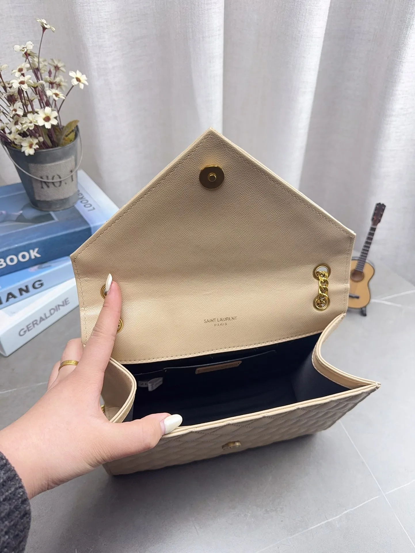 折叠礼盒包装 高品质YSL圣罗兰链条信封包 简约才是百搭公式。 复古又时髦,妥妥的街拍神器。 出街通勤都可。 容量很大,可肩背、斜挎。 搭配很显高级感。 是帅气女孩不可缺少的一款经典存在。 尺寸24*17cm p150