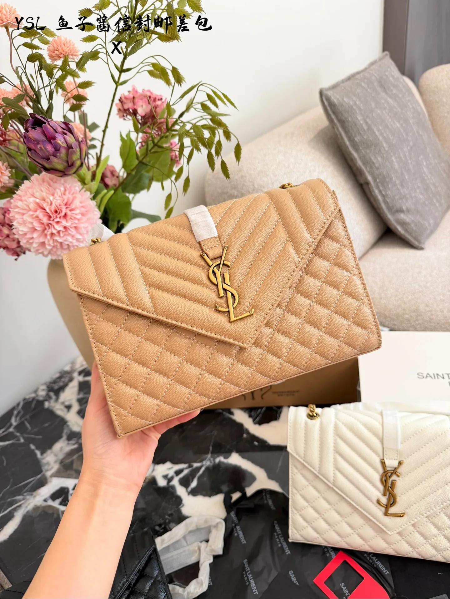 YSL鱼子酱信封包p155 🖤YSL Envelope鱼子酱信封包,经典信封造型+绗缝设计,质感满分!颗粒纹牛皮耐磨又高级,金色Logo超有辨识度✨。中号尺寸约24×17×6cm,容量适中,日常通勤或约会都很OK。链条可调节,单肩、斜挎、腋下背法随心切换,百搭不挑衣服,四季都能用!黑金配色经典耐看,实用又时髦,是YSL标志性手袋之一💼。