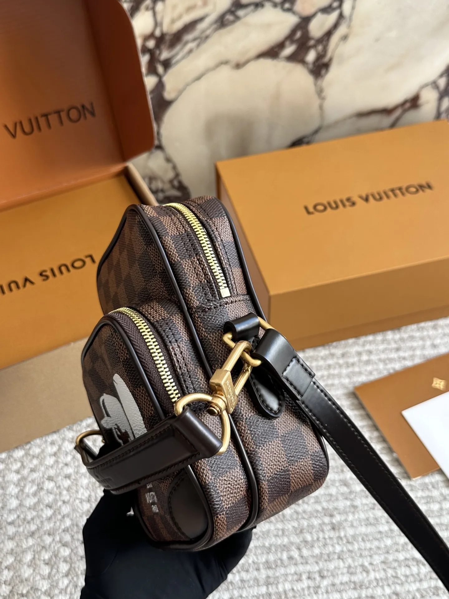 LV手机包相机包p200 M14014老花這款時尚的Amazone斜背袋以Monogram帆布襲作配有復古皮革護角雙邊和可拆式肩帶Pharrell William以1980年代為靈感創作出這款精繳小巧的斜背袋完美糅合復古魅力和精繳現代風格手袋配備珍珠拉鏈頭更設有可調節長度的肩帶,攜帶時倍感舒適size: 20x13.5x8cm #LV手机包#新款包包#美包分享#迷你