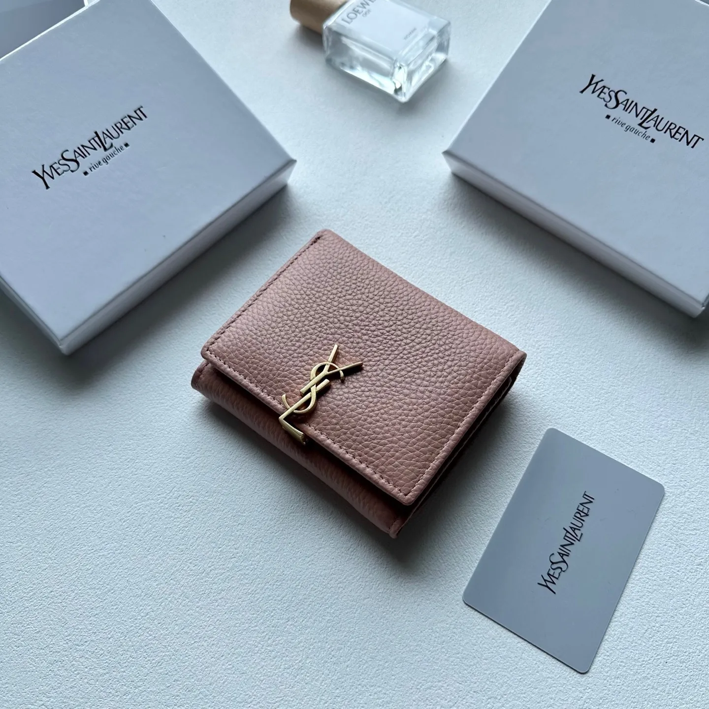 P85🎀🎀颜色 黑 粉🎀尺寸 11x10🎀圣罗兰🆕款&hearts;三折短款钱包💕进口小牛皮质感一流👍独一无二风格，实用内阁超美超时尚美女必备单品🔥