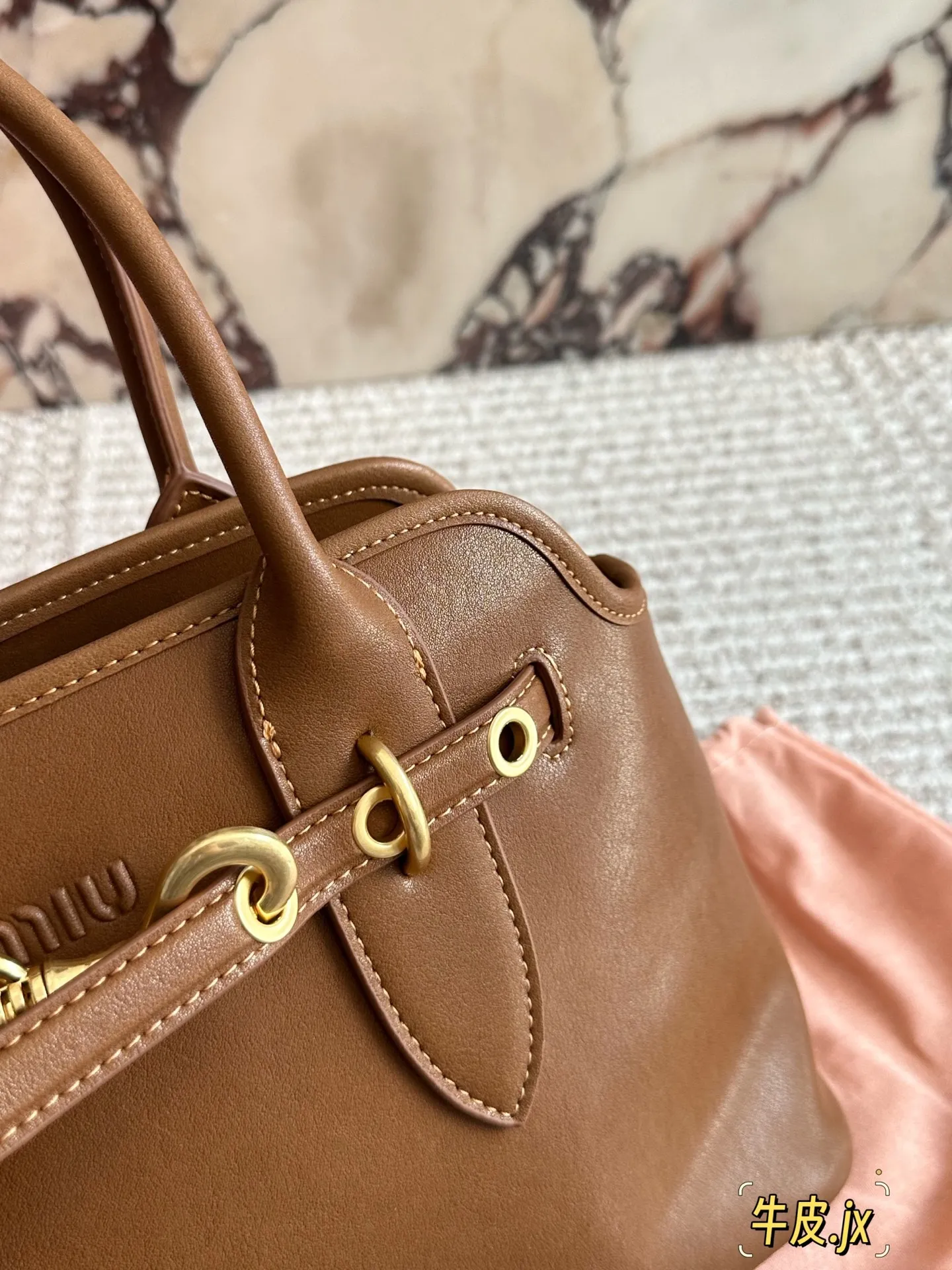 p250 原版皮 miumiu复古Aventure系列贝壳包 Aventure系列贝壳手提/斜挎包.上线啦! 24ss最流行款式,做旧褪色感的皮革颜色与质地,配上金属皮带搭扣高级又复古,采用小牛皮制作的包身设计精致,方正复古的造型 手提腋下斜挎包随意切换! 优雅通勤超好穿快快加入miu女孩吧! 尺寸:33 21cm复古包#牛皮包包