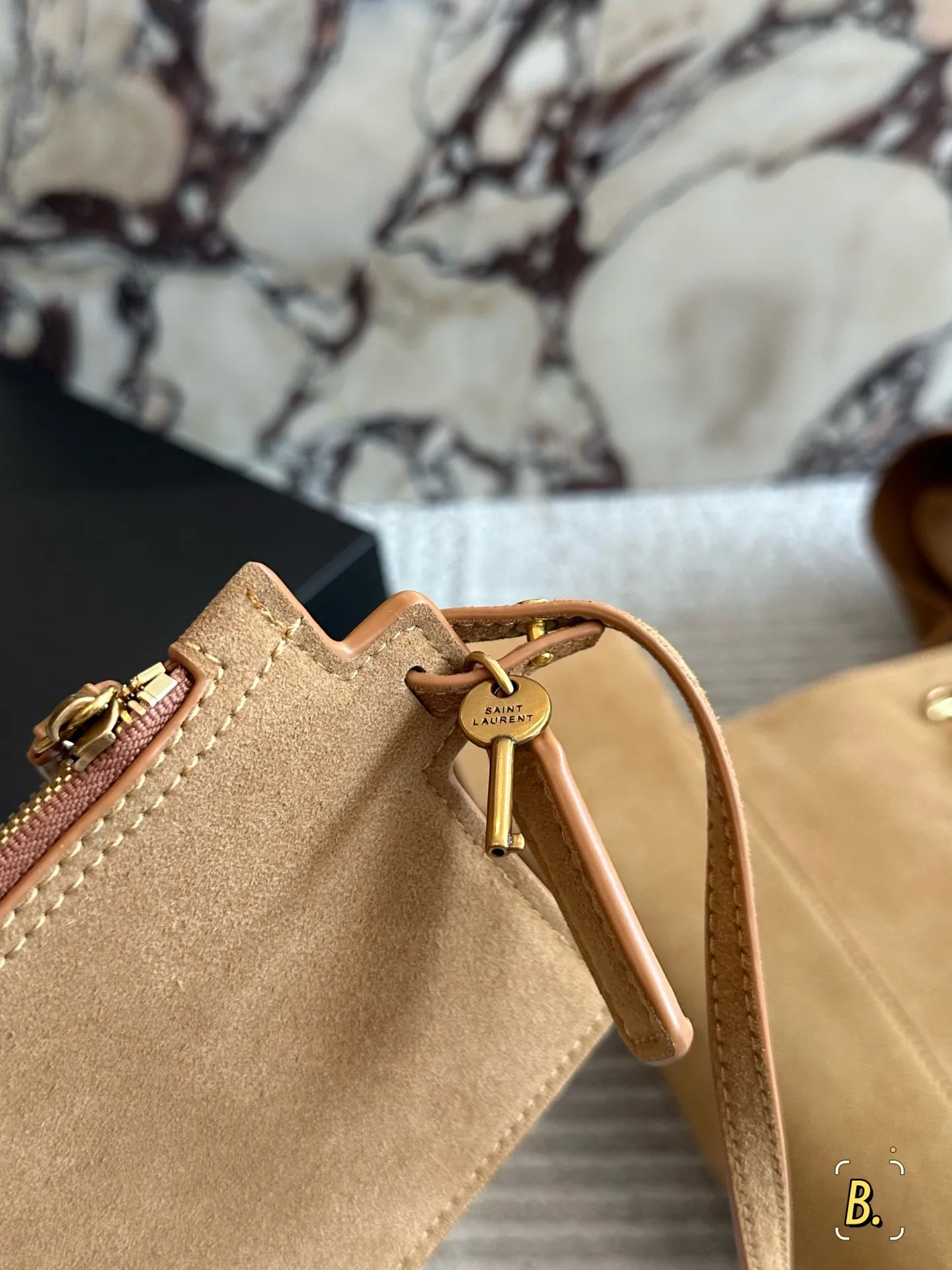 小号💰220 牛皮 size： 28 30cm YSL圣罗兰| 新款 不要太好看辣!!!! 可以单肩背~手提 皮质细腻又舒服！