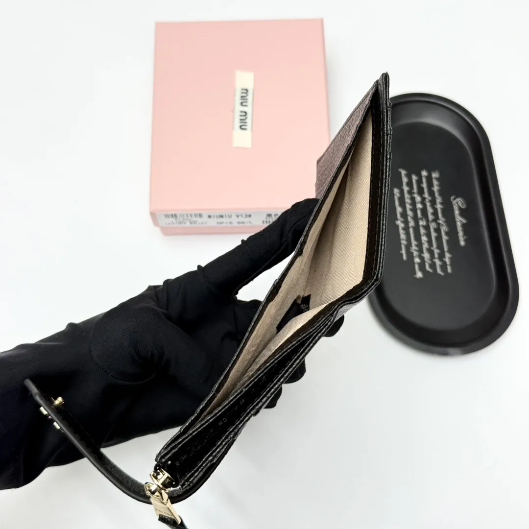 p85🎀miumiu V13🎀颜色 黑 棕🎀尺寸 11.5*10*3 🎀miumiu专柜最新款!专柜爆款热力来袭,釆用顶级进口牛皮,做工精细