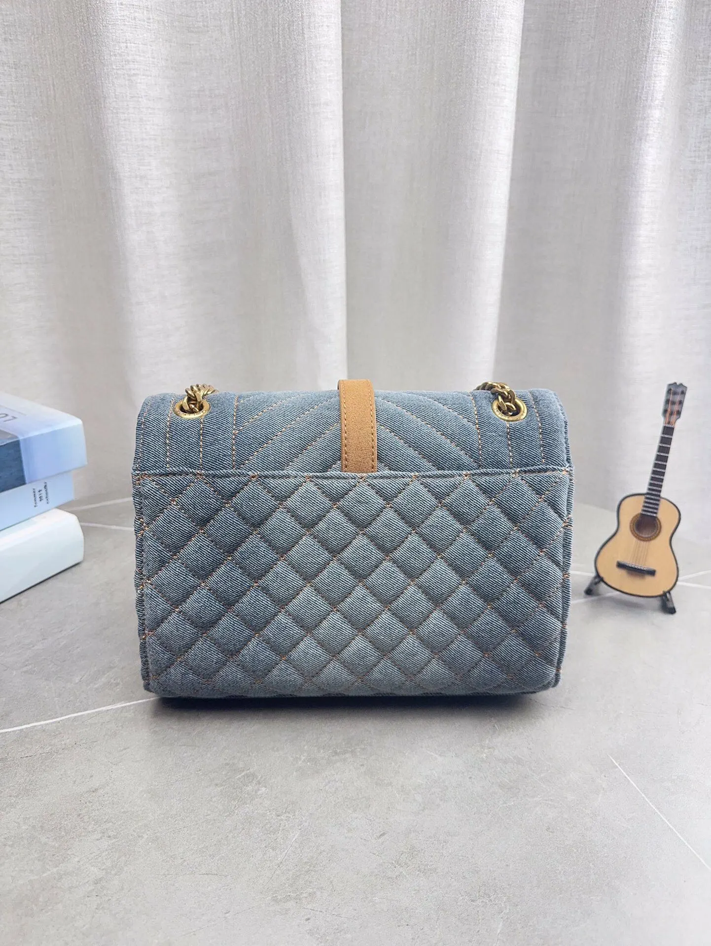 折叠飞机礼盒包装 高品质YSL圣罗兰牛仔链条信封包 简约才是百搭公式。 复古又时髦,妥妥的街拍神器。 出街通勤都可。 容量很大,可肩背、斜挎。 搭配很显高级感。 是帅气女孩不可缺少的一款经典存在。 尺寸24*17cm p185