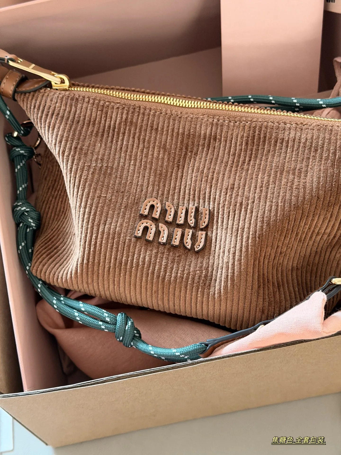 💰 190 配盒 size:底宽18*15cm miumiu 灯芯绒小饭盒~ 自带冲浪绳!! 秋冬氛围感拉满 性价比之王 休闲百搭的饭盒包又来噜!!