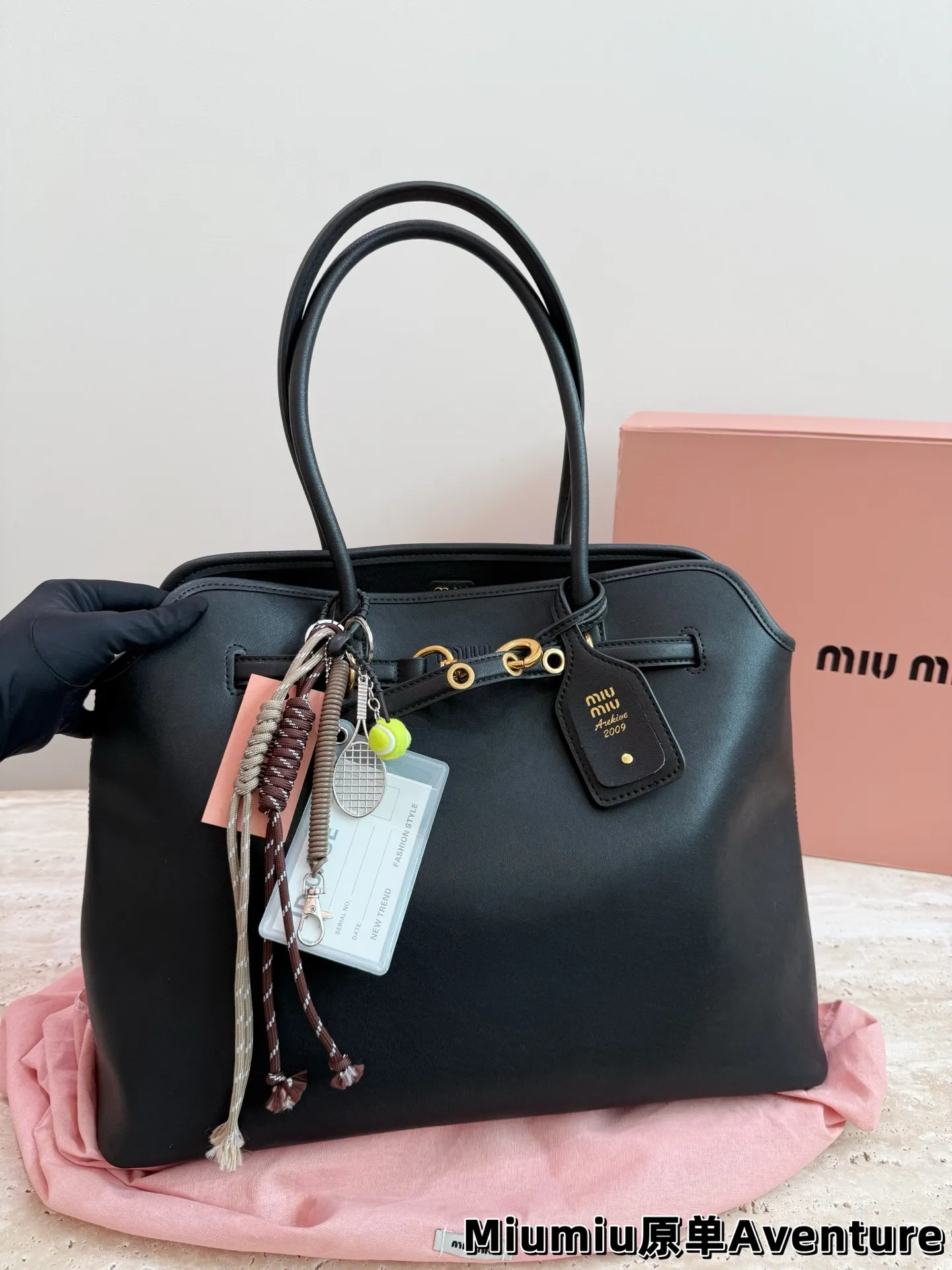 P250 MiuMiu Aventure托特包 👜MiuMiu Aventure托特包,选用橡木色小牛皮,质地柔软细腻,金属皮带搭扣超有复古感✨。尺寸约40×31×13cm,容量大,通勤日常都OK!内部斜纹帆布衬里,实用又时髦。焦糖棕色超适合秋冬,搭配风衣针织衫氛围感拉满🍂。自重轻,手提肩背都方便,是功能与设计感兼具的通勤包!配盒子