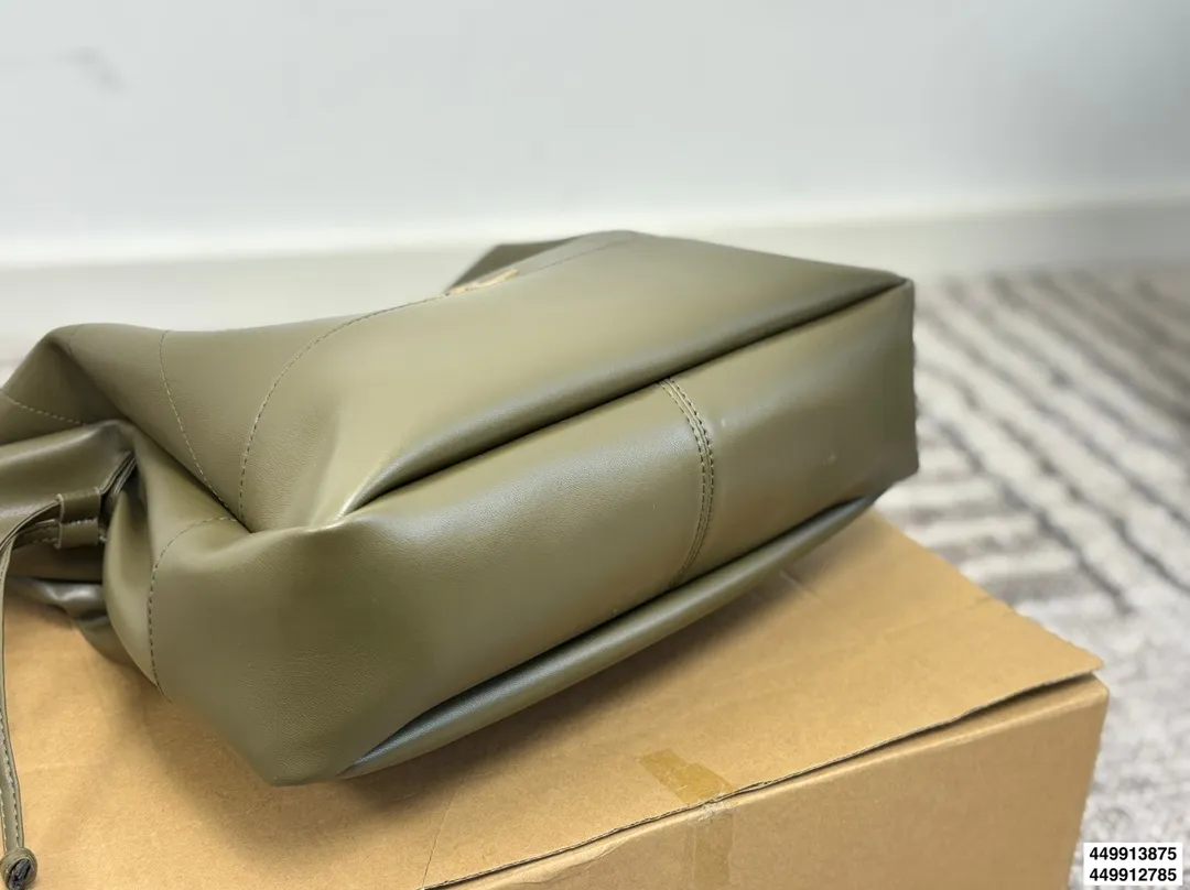 p205 p195全套包装 圣罗兰YSL托特包 隐藏的王炸现身! 特别满意通勤包 心动一万次了!! 超超超级王炸的一只通勤大包 质感真的很哇塞 强烈推荐!!! 尺寸34 33/28 27