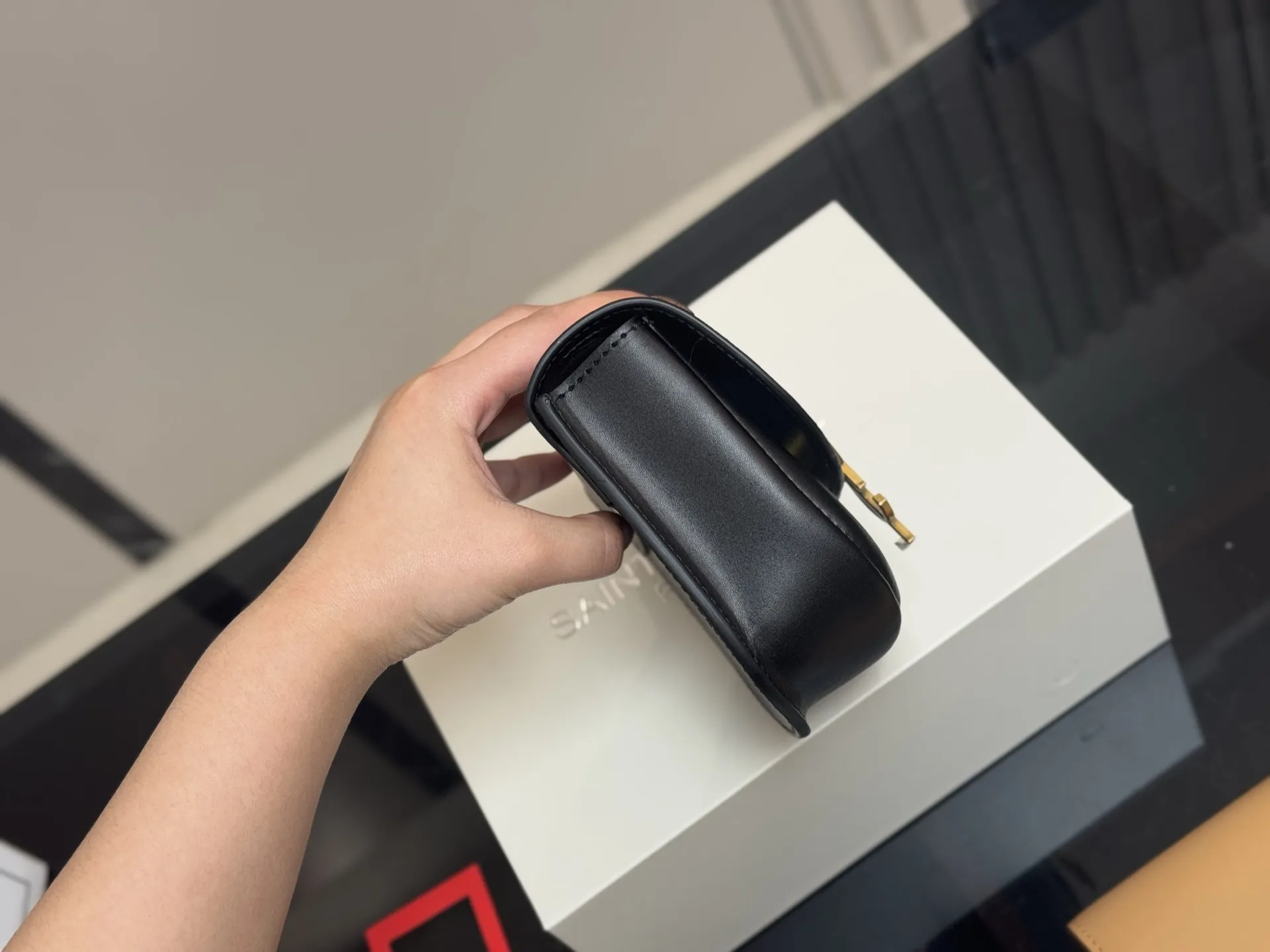 ¥140 配折叠盒飞机盒 尺寸:17cm 圣罗兰 Kala马鞍 很好看啊啊啊 这款绝对是ysl的鼻祖! 牛皮品质! 太STALY!