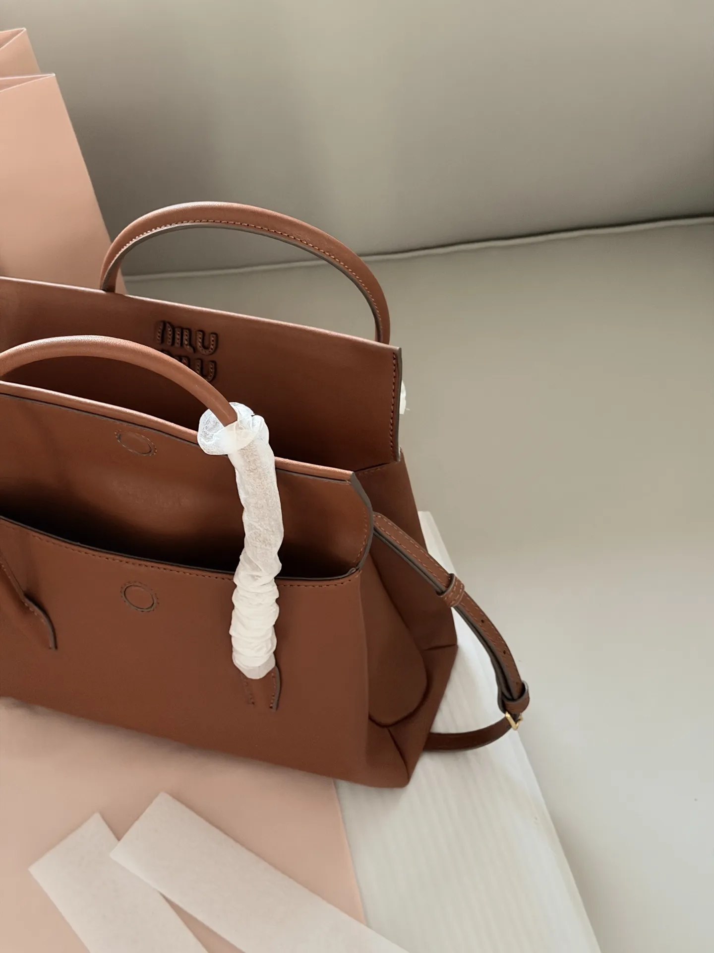 💰225 配盒 size:28*20cm Miumiu Solitaire用上了! 这只Solitaire简直让我一眼万年! 复古调调拿捏得死死的, 亮面皮超级好看 质感也超好! 两边的翻盖格设计真的很贴心, 磁吸翻盖很方便 可手提可单肩可斜挎, 从实用性来说,这只Solitaire真的nice!