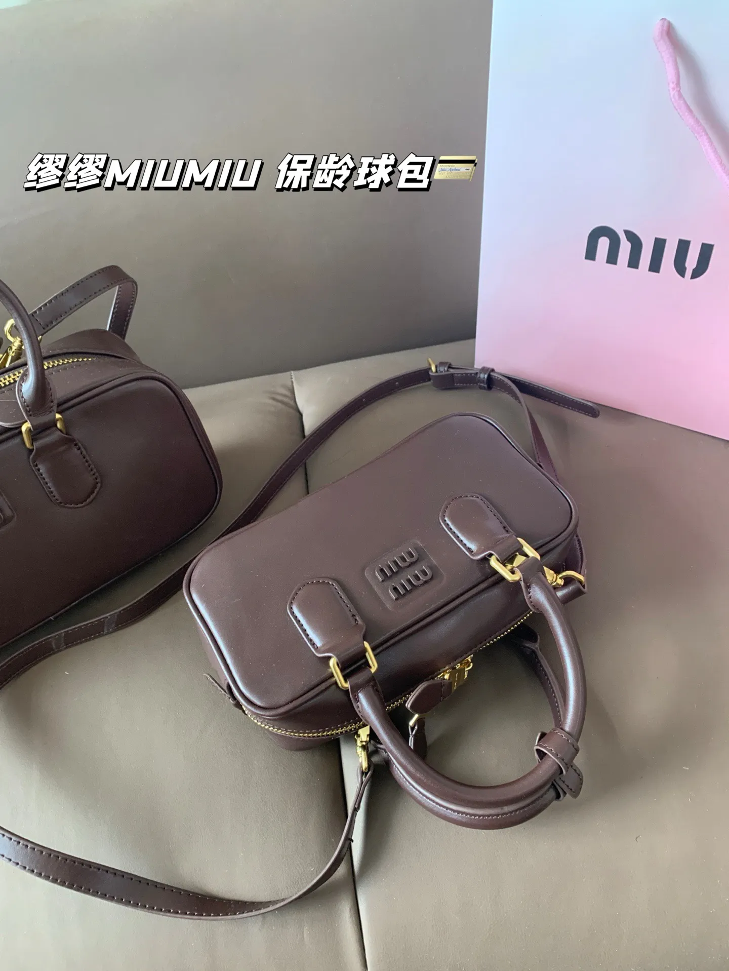 大P235 小P230 配礼盒🎁 缪缪MIUMIU 保龄球包 质感爆棚的美 上身真的太太太有质感啦 日常逛街不要太吸晴 尺寸:大28*13 小22*11