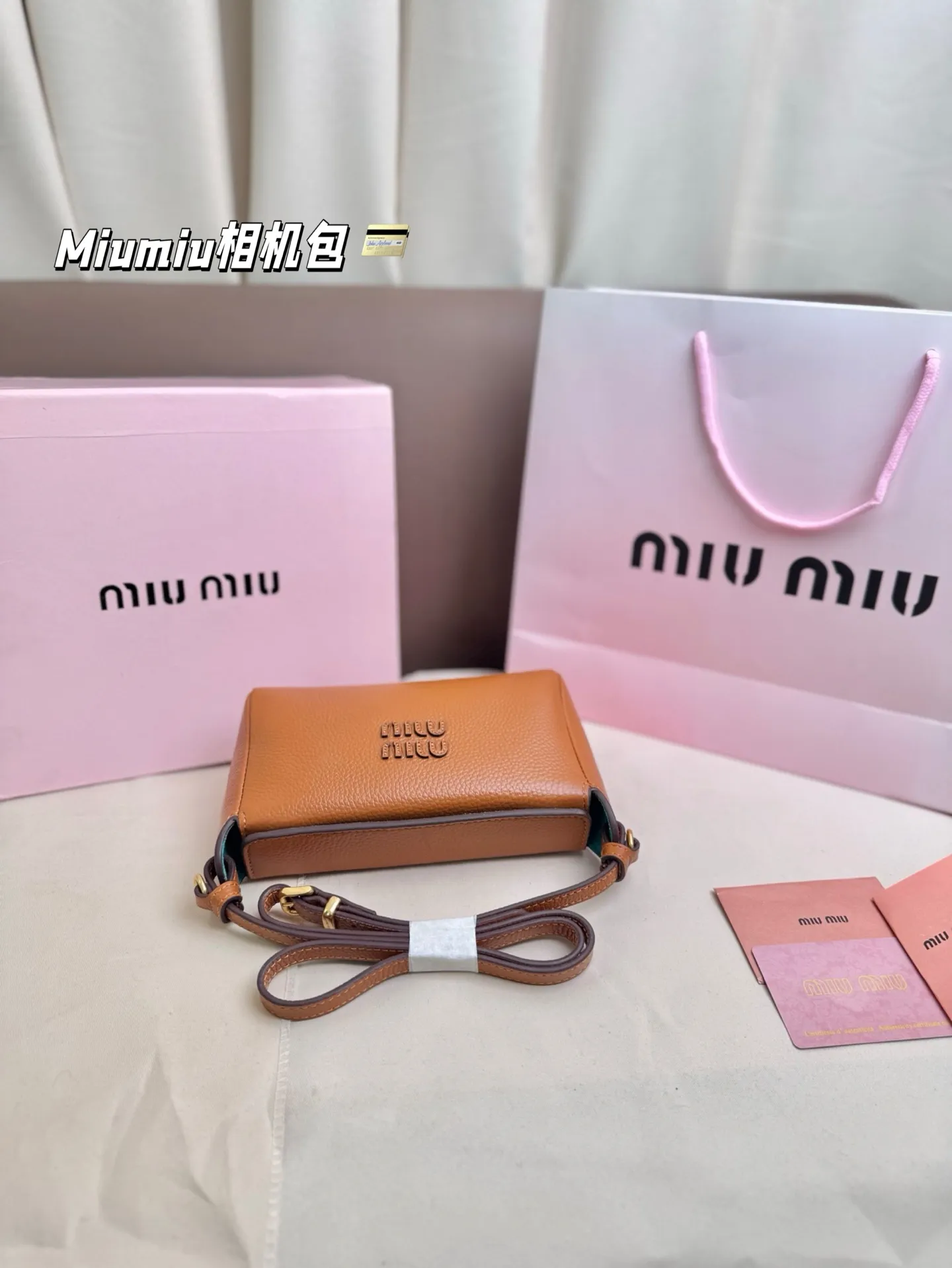 P225(牛皮) 尺寸18*10 Miumiu相机包太可爱啦! 手感好柔软太适合秋冬了 方形设计简约低调又高级~ 日常手机 粉饼 钥匙.. 都能收纳~ 肩带可随意调节,时髦感十足~