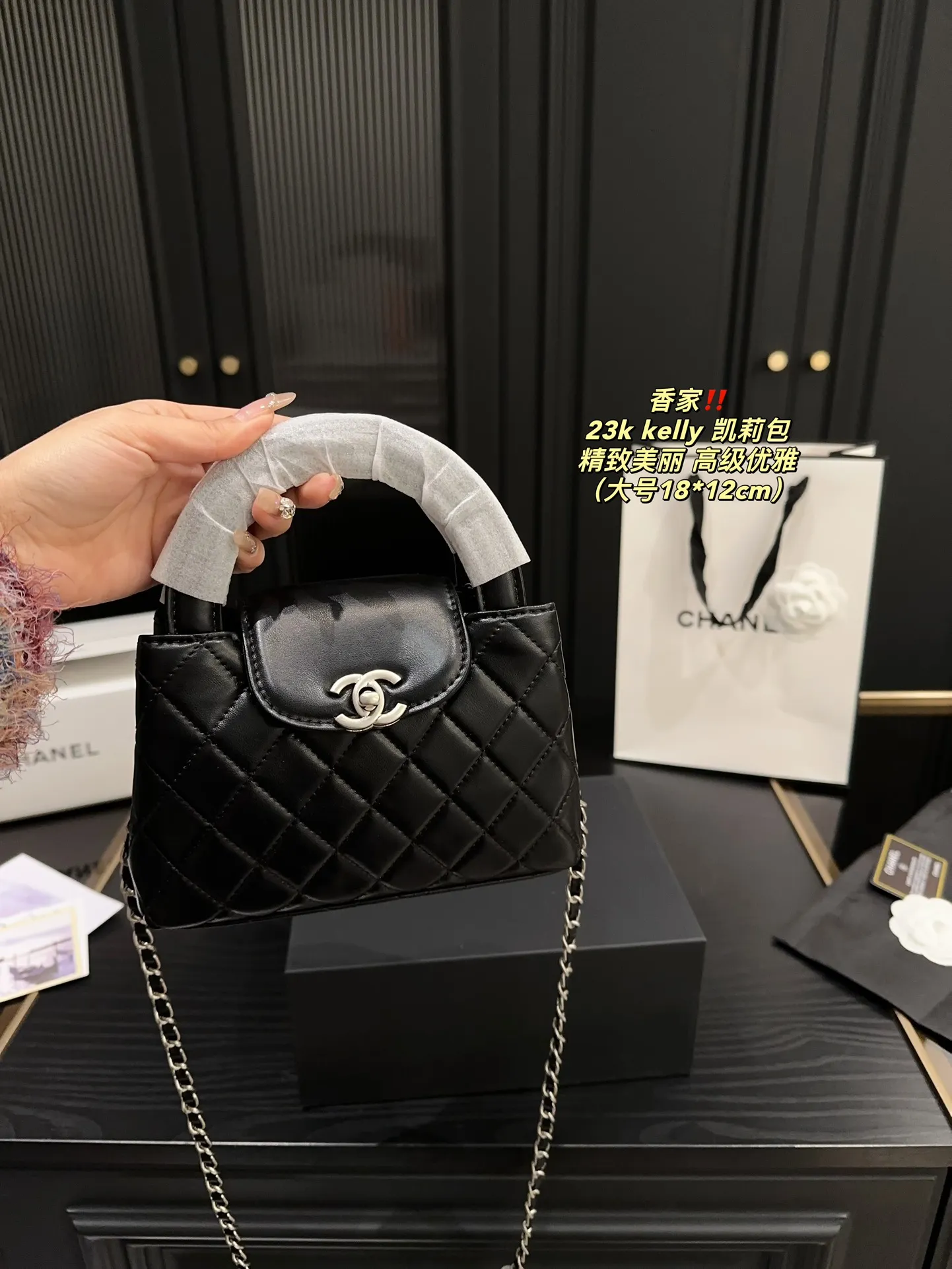大号P175全套包装⚠️尺寸18.12 小号P170全套包装⚠️尺寸12.8 香奈儿 23k kelly 凯莉包 CHANEL 时尚是一个轮回,大热门中古kelly被Chanel重新设计焕发生机,中古Kelly以经典的手柄手提出名,在基础加上皮穿链肩带颠覆传统,更加随性方便