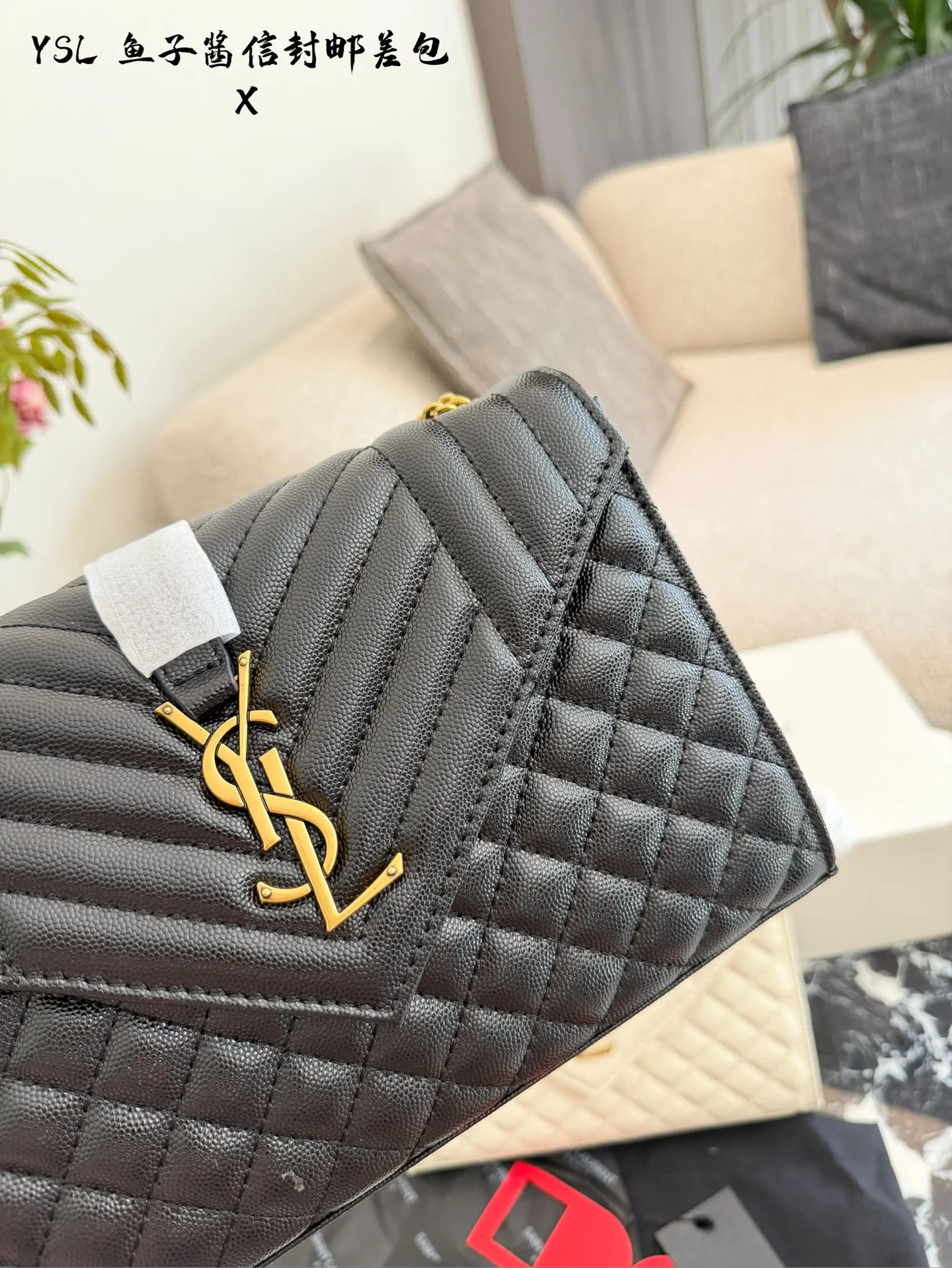 YSL鱼子酱信封包p155 🖤YSL Envelope鱼子酱信封包,经典信封造型+绗缝设计,质感满分!颗粒纹牛皮耐磨又高级,金色Logo超有辨识度✨。中号尺寸约24×17×6cm,容量适中,日常通勤或约会都很OK。链条可调节,单肩、斜挎、腋下背法随心切换,百搭不挑衣服,四季都能用!黑金配色经典耐看,实用又时髦,是YSL标志性手袋之一💼。