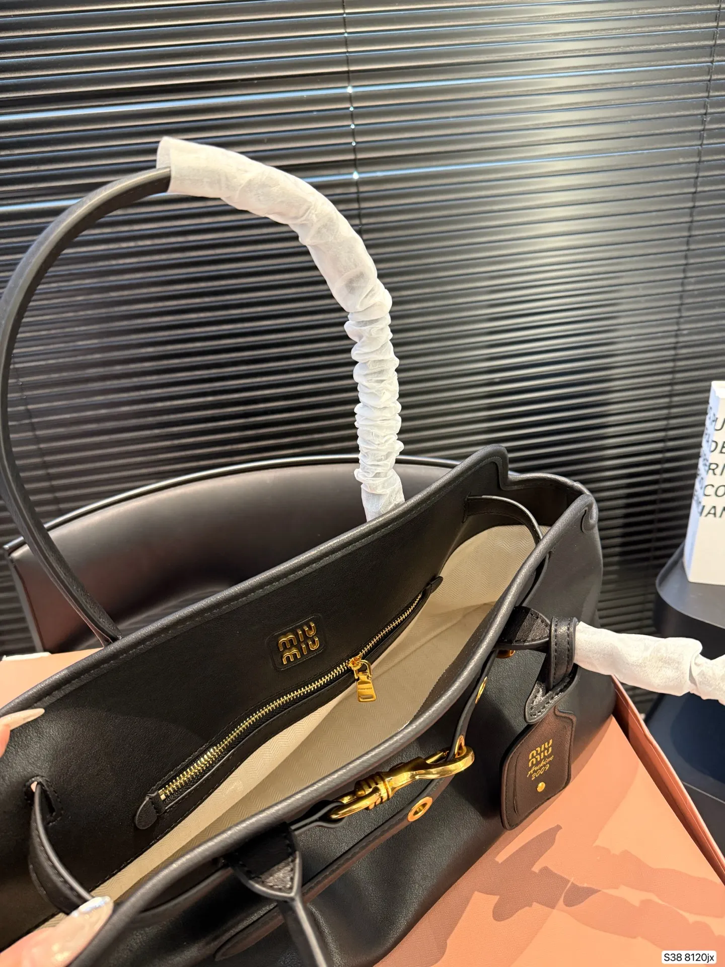 P240 配折叠盒子 麂皮缪缪托特 要么说今年MIUMIU确实“妖”呢 不得不承认MIUMIU现在的产品越来越受欢迎了,不仅仅女生的适龄段继续年轻化,男生的关注度也越来越高,而且营销的确也跟得上,时装周期间的热搜数量就很说明问题~尺寸:45 23货号8120