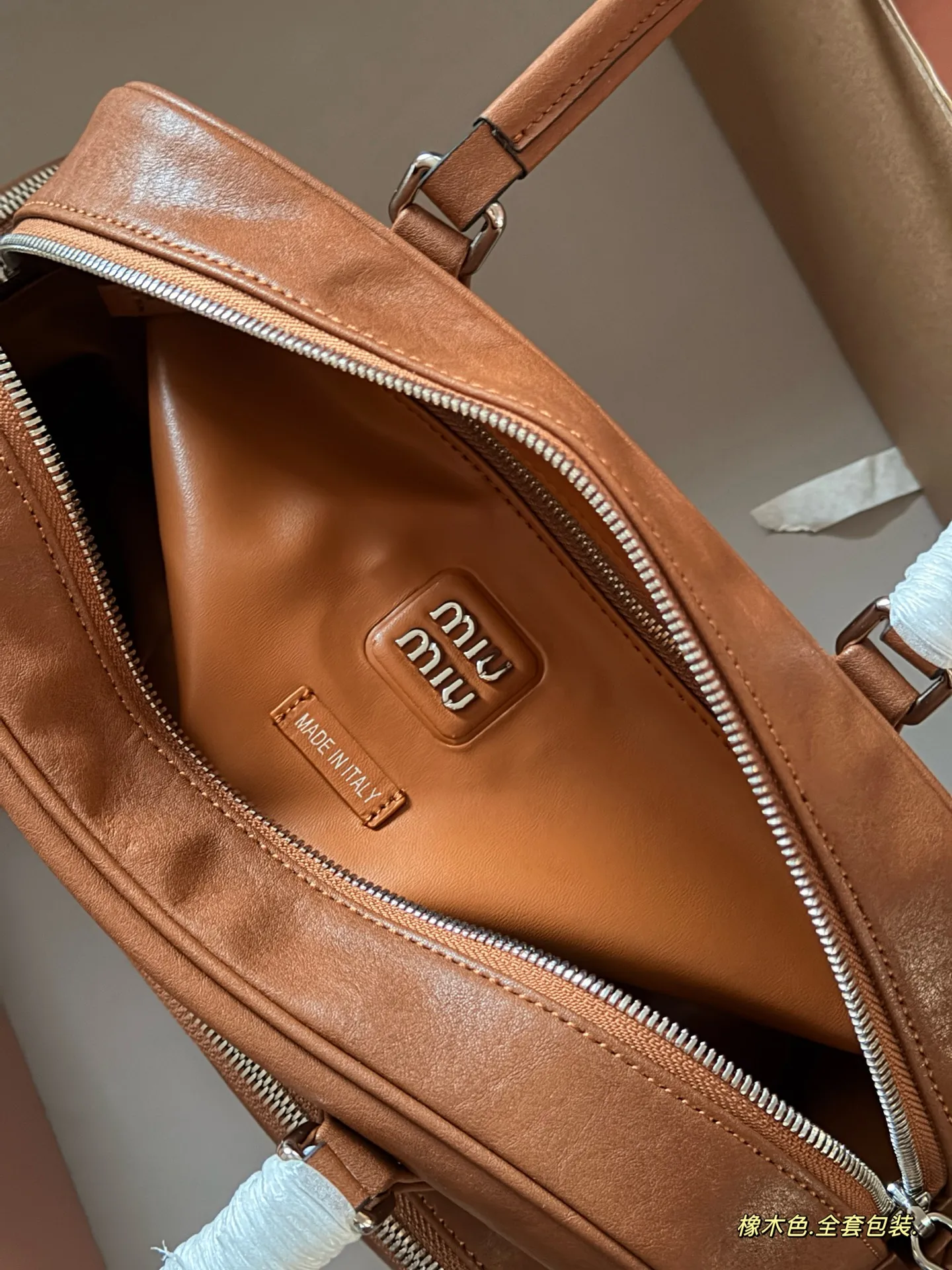 💰310 配全套包装 牛皮 size:38*16cm miumiu 新的小机车包 一眼爱上 皮质是耐用的微雾面肌理, 更复古哦! 请把这只miumiu机车包焊在我肩上