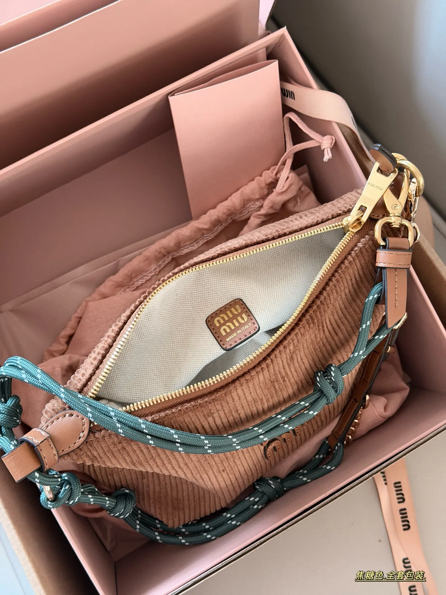 💰 190 配盒 size:底宽18*15cm miumiu 灯芯绒小饭盒~ 自带冲浪绳!! 秋冬氛围感拉满 性价比之王 休闲百搭的饭盒包又来噜!!