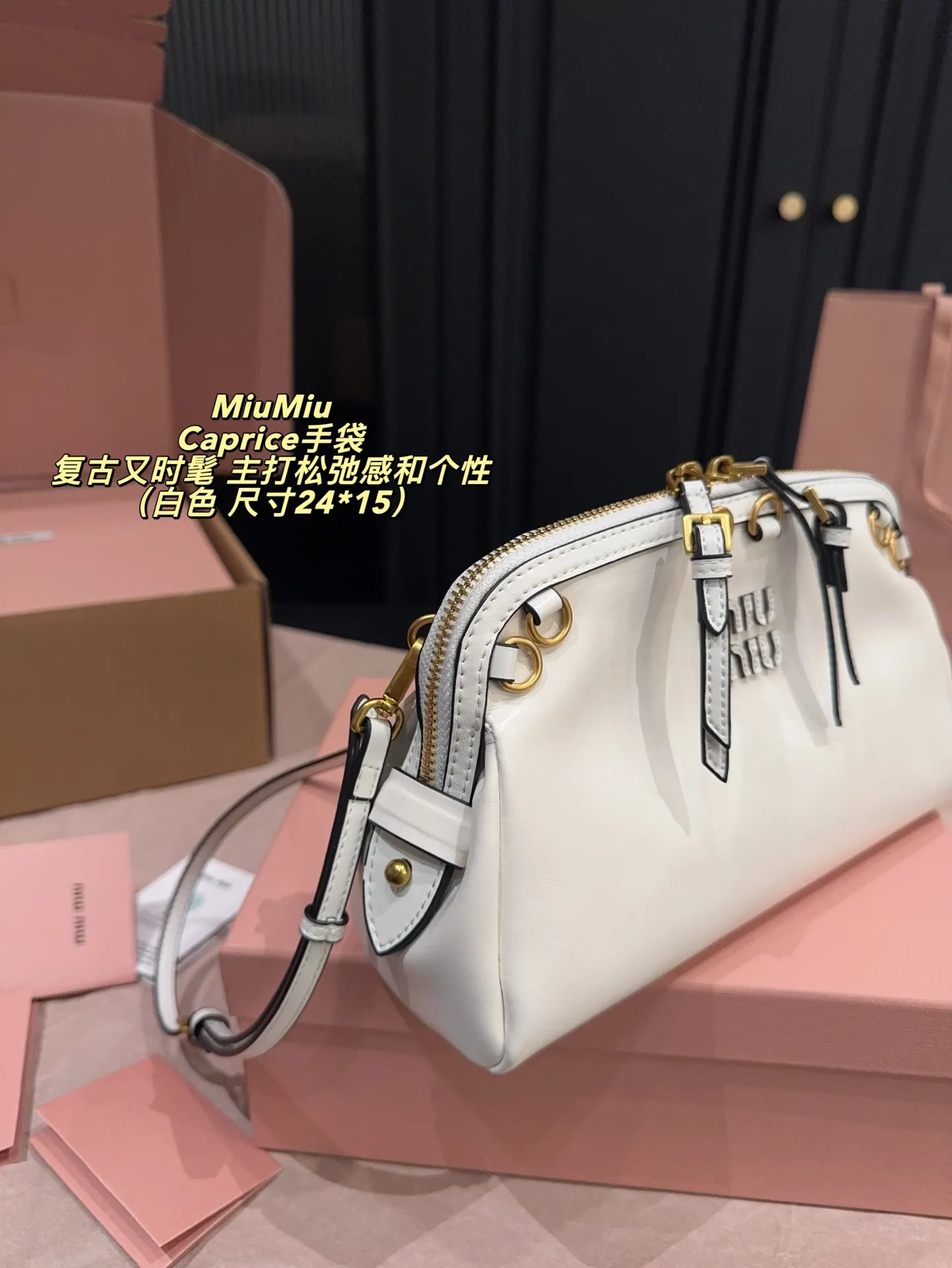 P260配盒⚠️尺寸24*15 MiuMiu 缪缪 Caprice手袋 采用做旧小牛皮,金属拉链+环扣设计,复古又时髦。贝壳包型,尺寸适中,日常通勤或休闲都很百搭。肩带可调节,支持手提、腋下、斜挎多种背法,灵活实用!Caprice 系列主打松弛感和个性,超适合喜欢时尚的姐妹们。