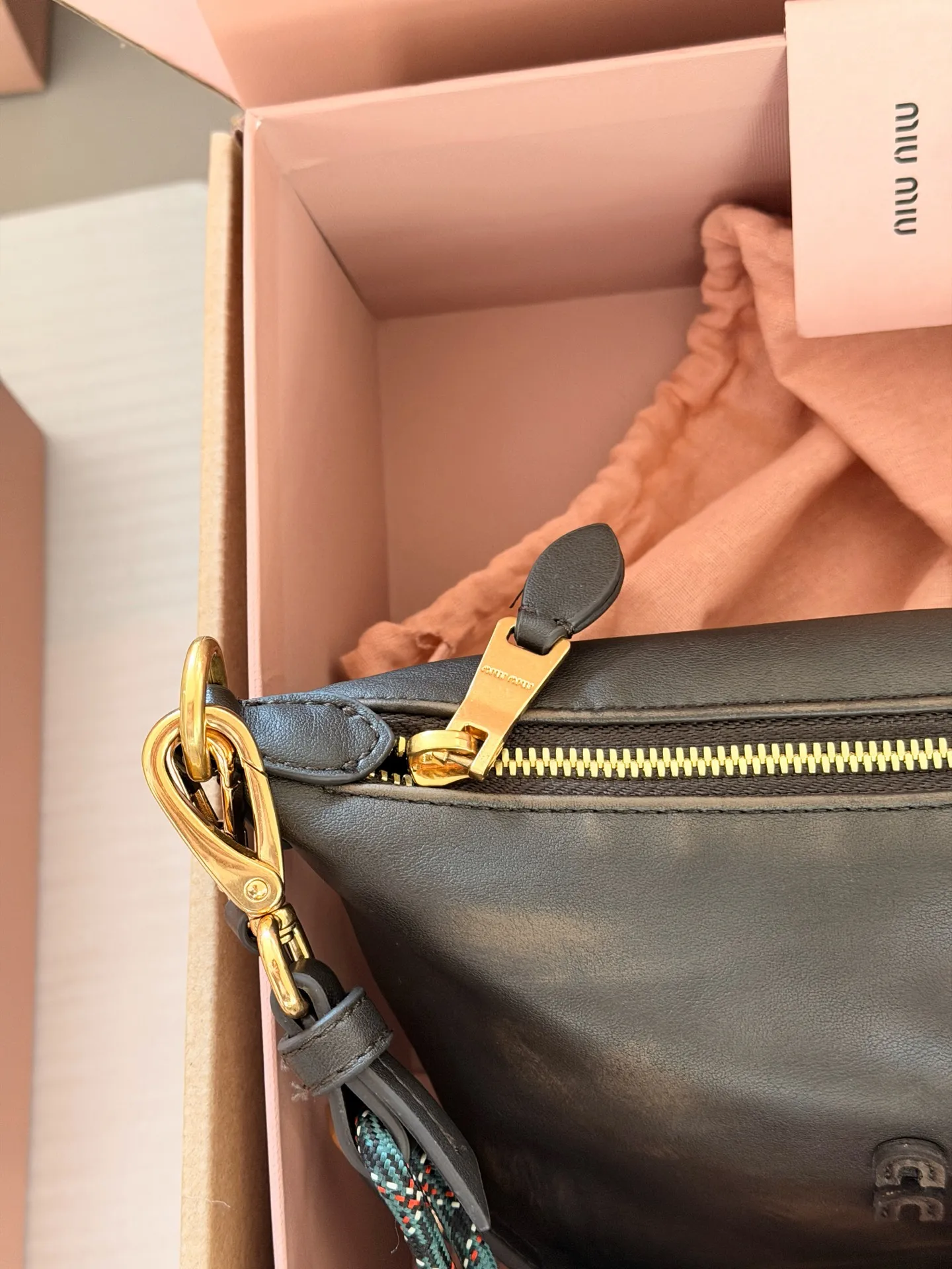 💰190 配盒 size：底宽18*15cm miumiu 咖啡棕小饭盒~ 自带冲浪绳！！ 做旧的效果牛皮更高级哦！ miumiu作旧彩绳饭盒包测评，真的太好看了吧