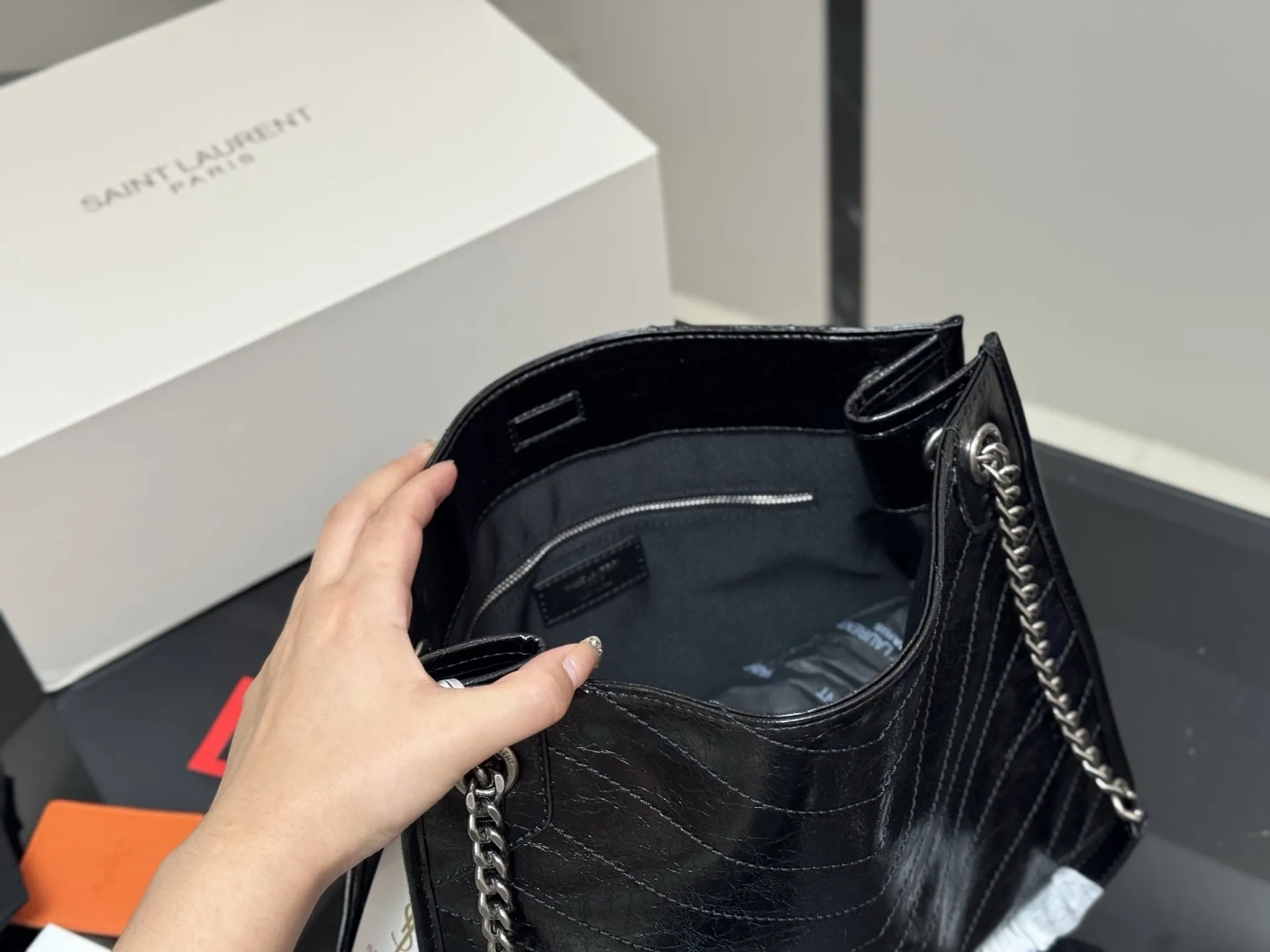 &yen;200 配全套包装 size：32*27 圣罗兰的托特包 抓皱油蜡牛皮 niki shopping bag 很不一样杨树林 niki和这款托特确实是别出心裁的设计有种莫名其妙的时髦