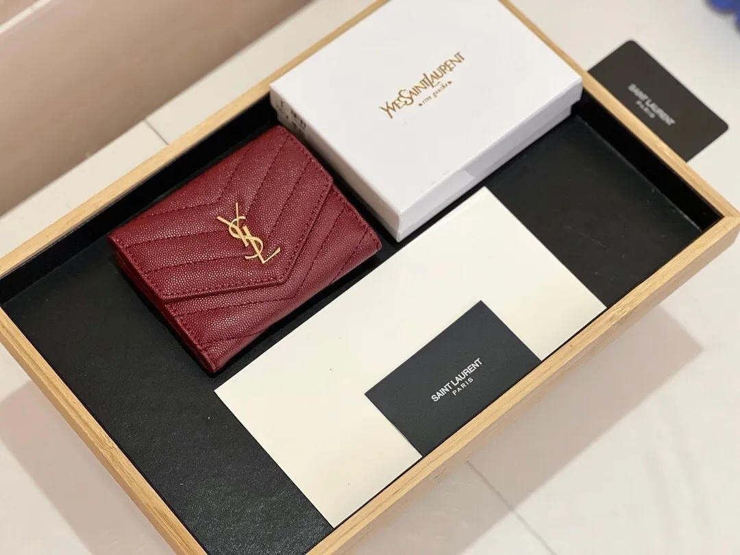p95🎀圣罗兰 7203🎀颜色：黑色 枣红 🎀尺寸：11*10*2🎀YSL专柜火爆登场！采用鱼子酱纹真皮，做工精致， 媲美专柜！多功能小钱包，超级实用！