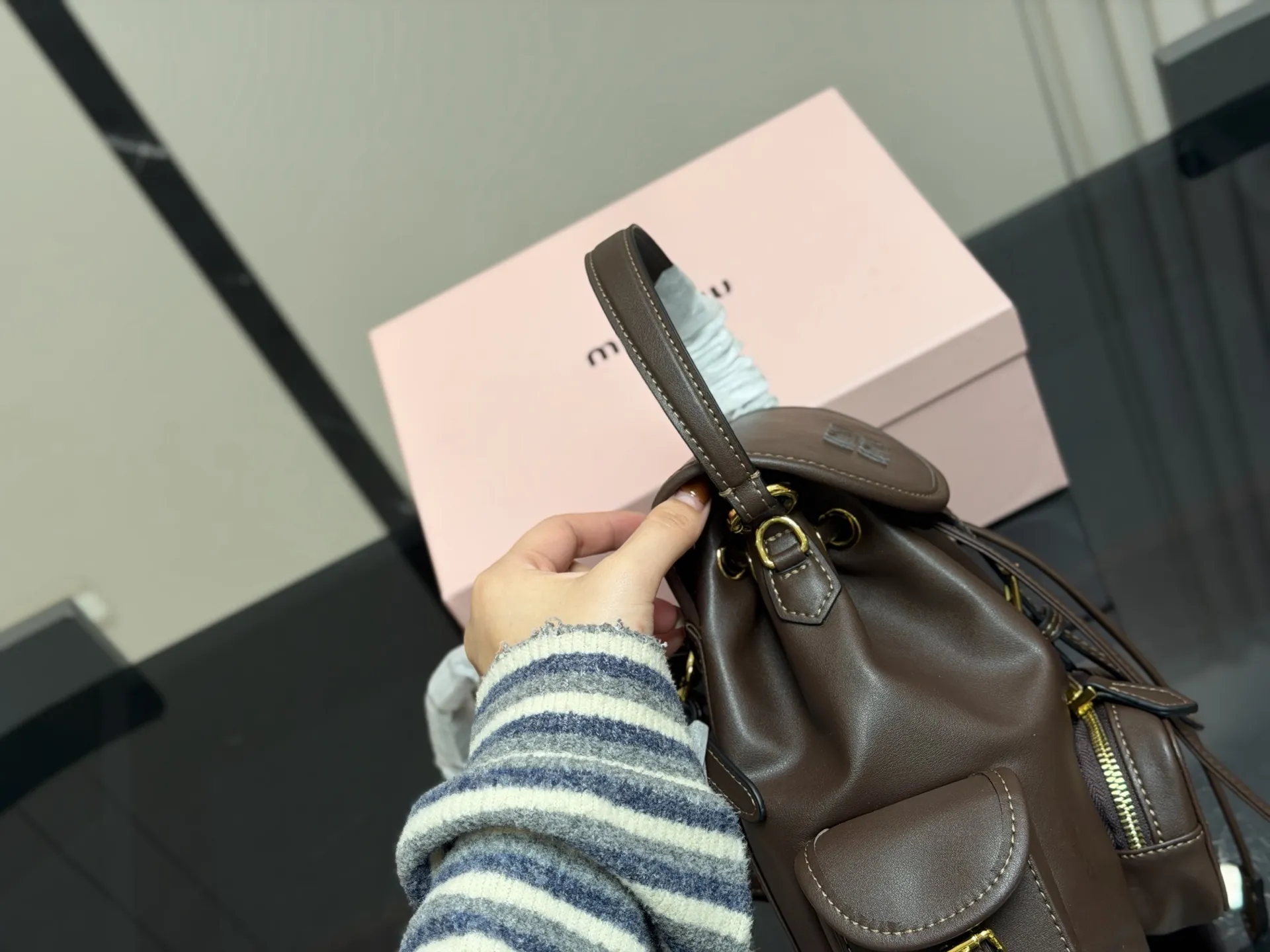 &yen;210 配盒 size：21*23cm（小号） 又一季特别美丽的Miu Miu miumiu ss25 双肩包 少女心与摩登格调的碰撞 轻松拿捏时髦 轻便能装，质感绝绝子，miumiu的少女感+酷感完美结合~