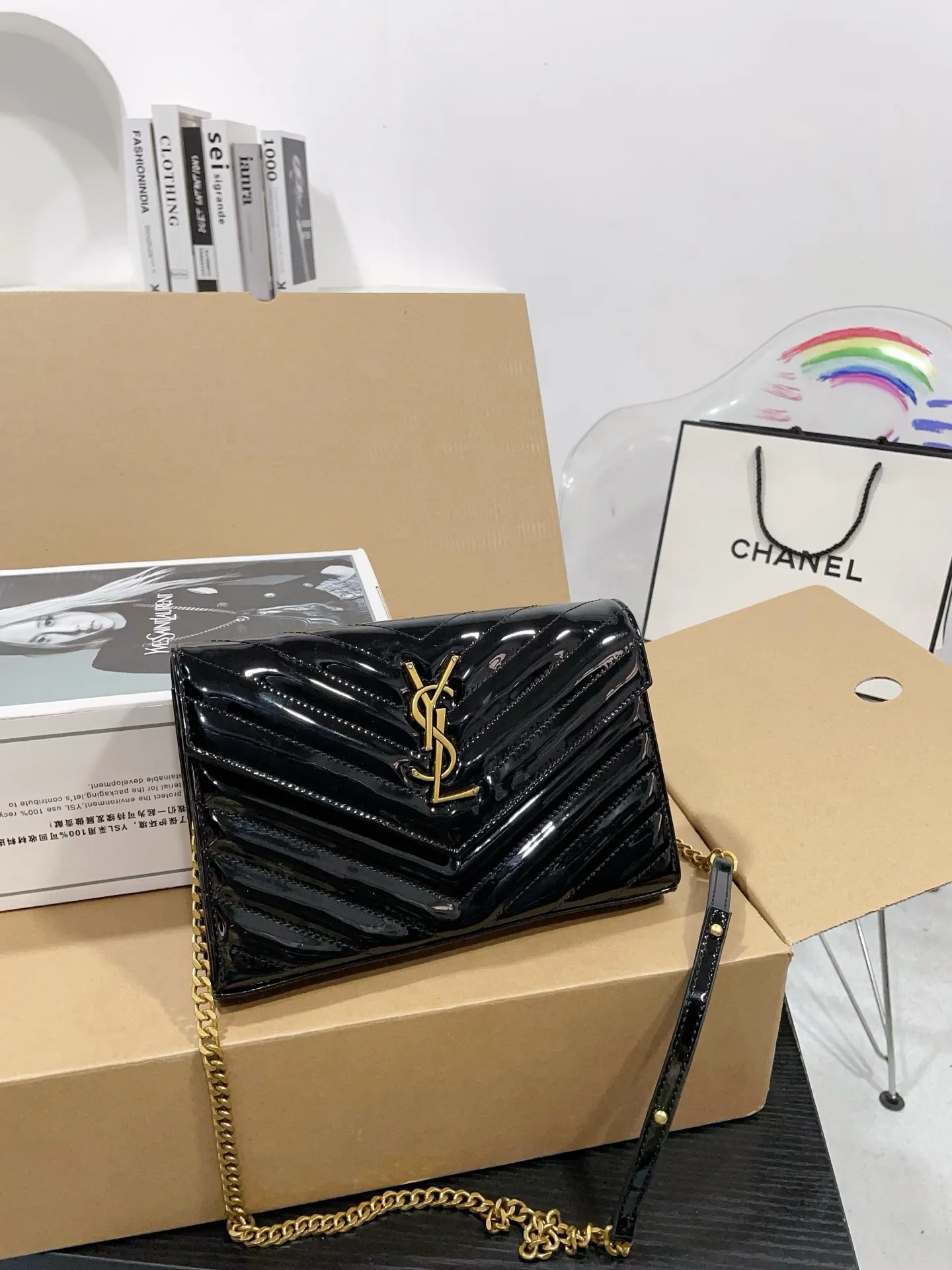 👑💰P150 配飞机盒折叠盒子 漆皮圣罗兰信封包 原版五金logo 首^_^所谓人人必备一款，这个款式必须自留 经典版型！ 真的是让人眼前一亮 喜欢的美妞抓紧啦 实物简直太美 尺寸23 16