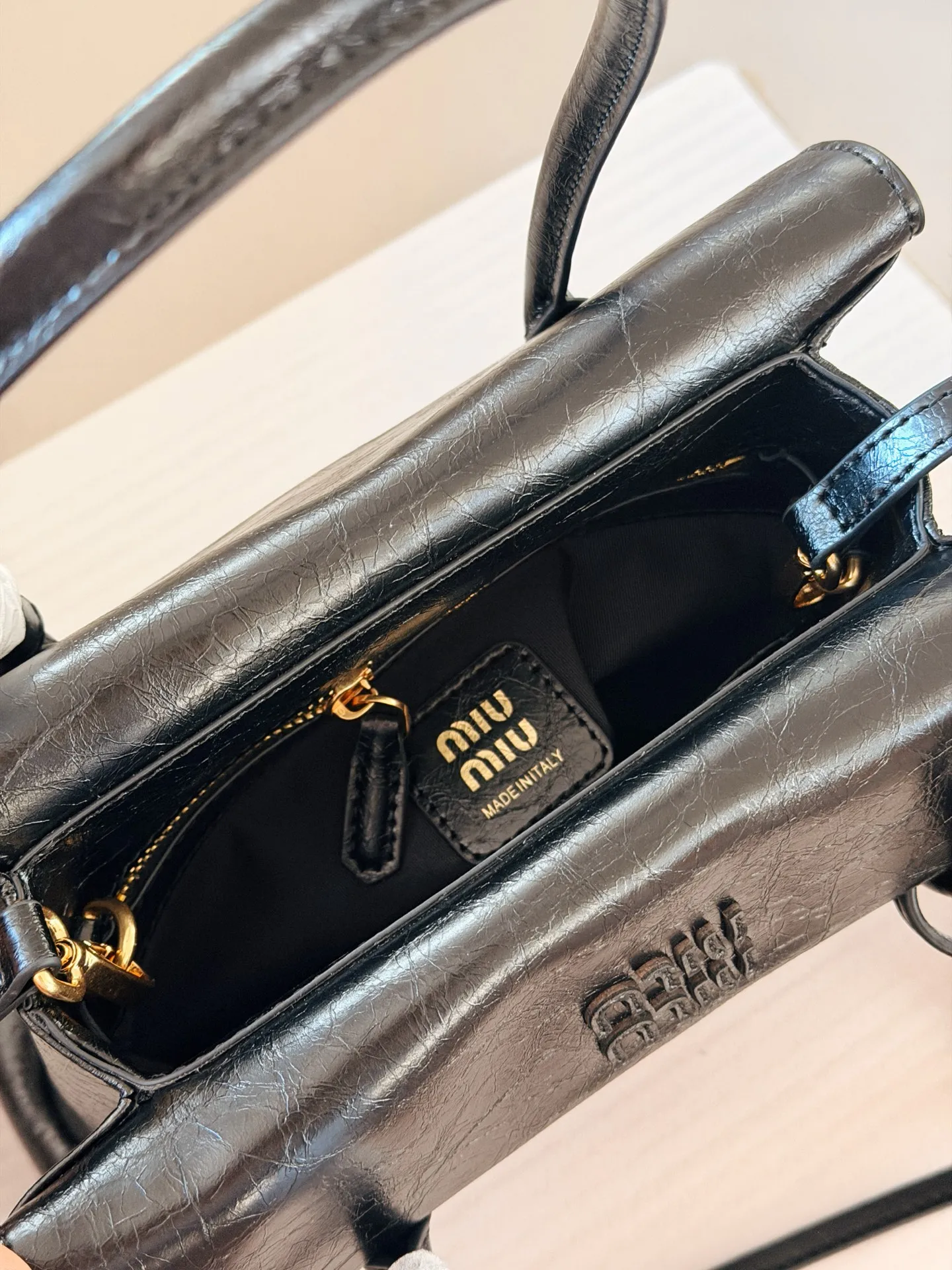 💰225 配盒 size:28*20cm Miumiu Solitaire用上了! 这只Solitaire简直让我一眼万年! 复古调调拿捏得死死的, 亮面皮超级好看 质感也超好! 两边的翻盖格设计真的很贴心, 磁吸翻盖很方便 可手提可单肩可斜挎, 从实用性来说,这只Solitaire真的nice!