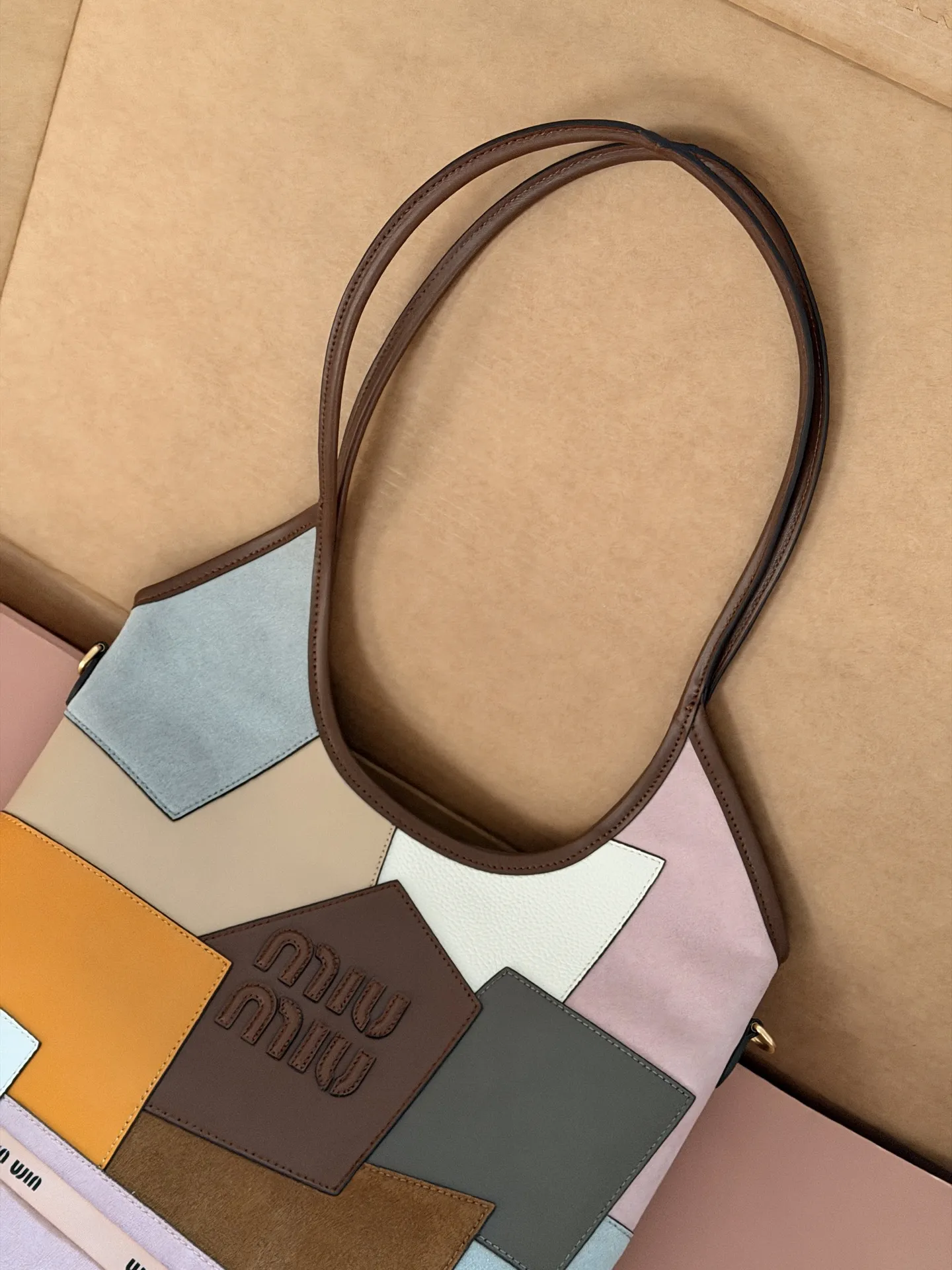 💰 275 配全套包装 size:33*30cm MiuMiu拼皮家族又来新配色啦 可爱的Miumiu ivy 复古麂皮牛皮拼皮 秋冬文艺感叠穿秘诀 谁还没爱上Miu Miu 软糯麂皮质感超nice! 有种谁背都是萌萌的既视感hahaha~ 牛仔牛皮皮质哦!