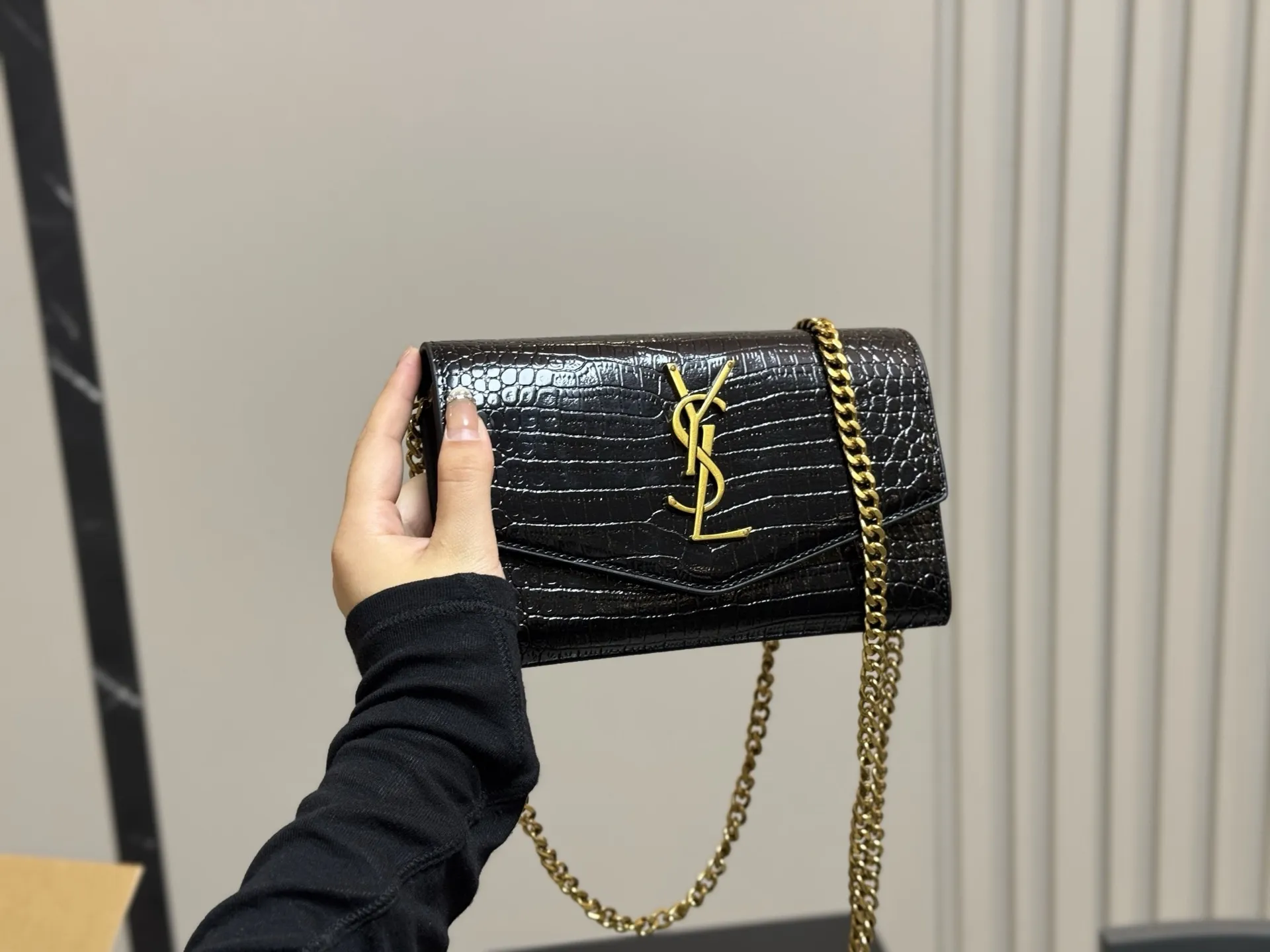 &yen;150 配折叠盒飞机盒 size：19*12cm 圣罗兰 woc二合一信封包 牛皮看起来质感特别好！耐磨耐用！ 🉑️斜挎🉑️