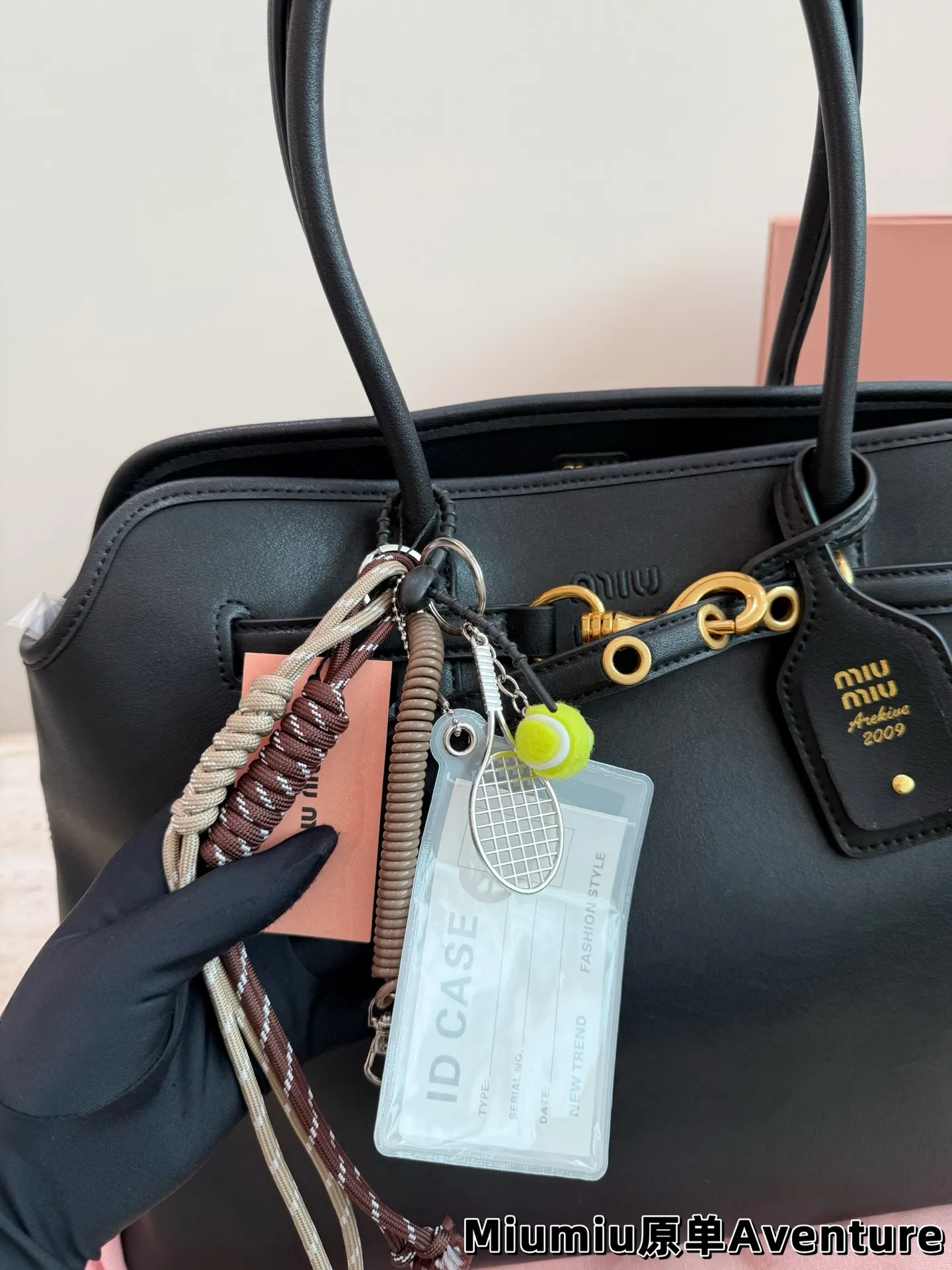 P250 MiuMiu Aventure托特包​​ 👜MiuMiu Aventure托特包，选用橡木色小牛皮，质地柔软细腻，金属皮带搭扣超有复古感✨。尺寸约40&times;31&times;13cm，容量大，通勤日常都OK！内部斜纹帆布衬里，实用又时髦。焦糖棕色超适合秋冬，搭配风衣针织衫氛围感拉满🍂。自重轻，手提肩背都方便，是功能与设计感兼具的通勤包！配盒子